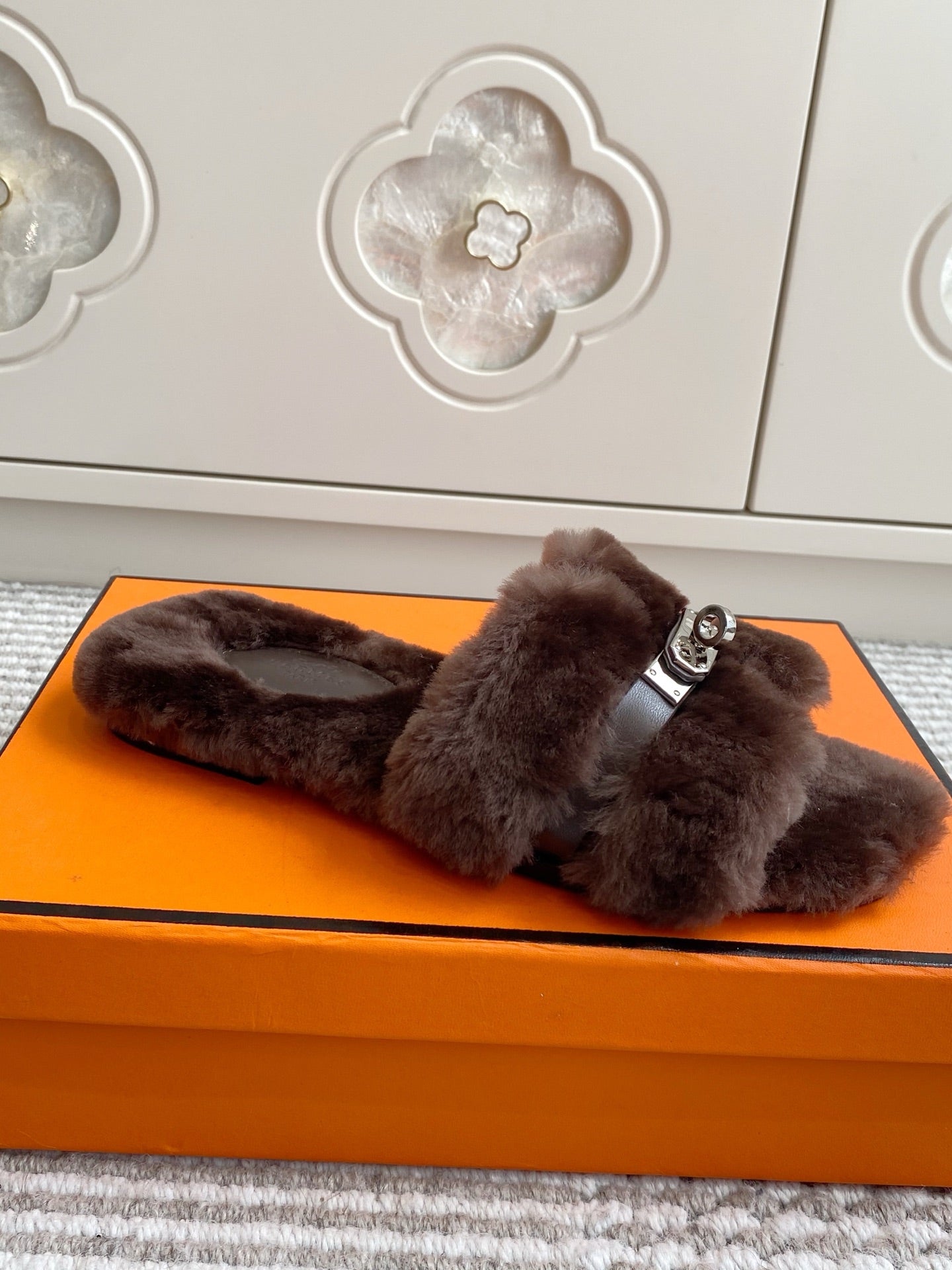 HM 25S ECLAIR SANDAL IN DARK BROWN SHEARLING WITH SILVER HARDWARE、mysite、Cacoeks