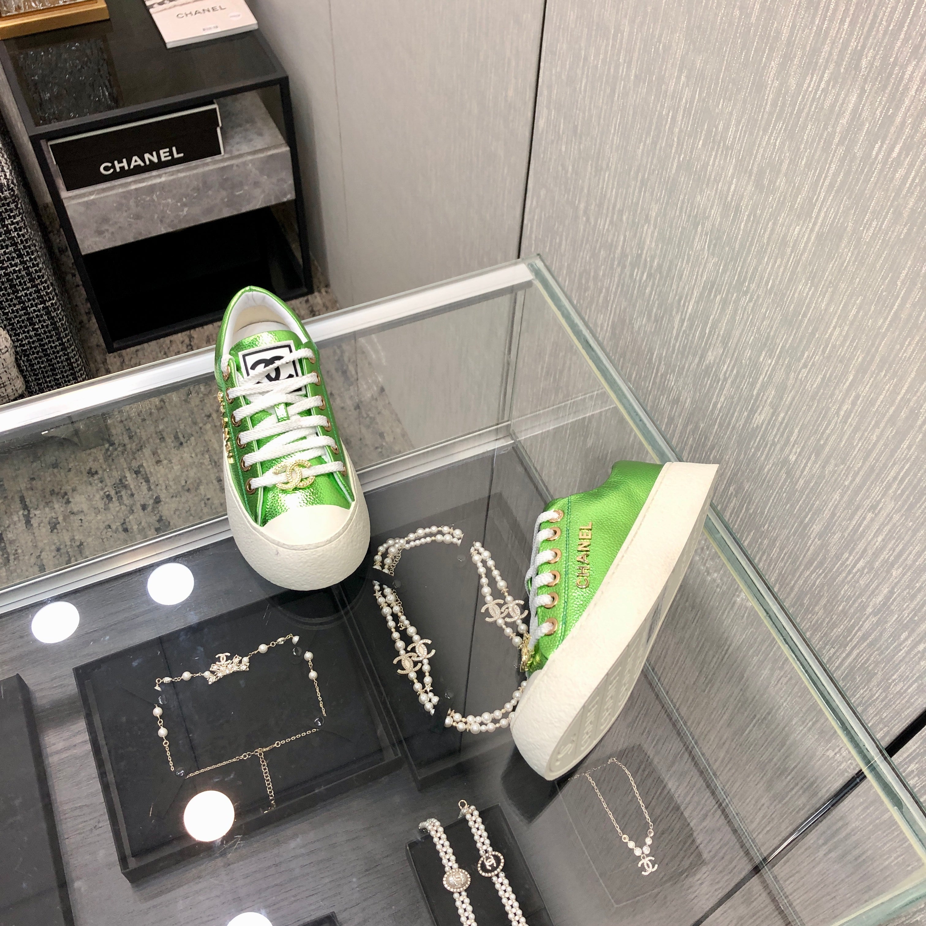 CASUAL SNEAKER IN EMERALD GREEN METALLIC LAMBSKIN WITH GOLD LOGO、mysite、Cacoeks