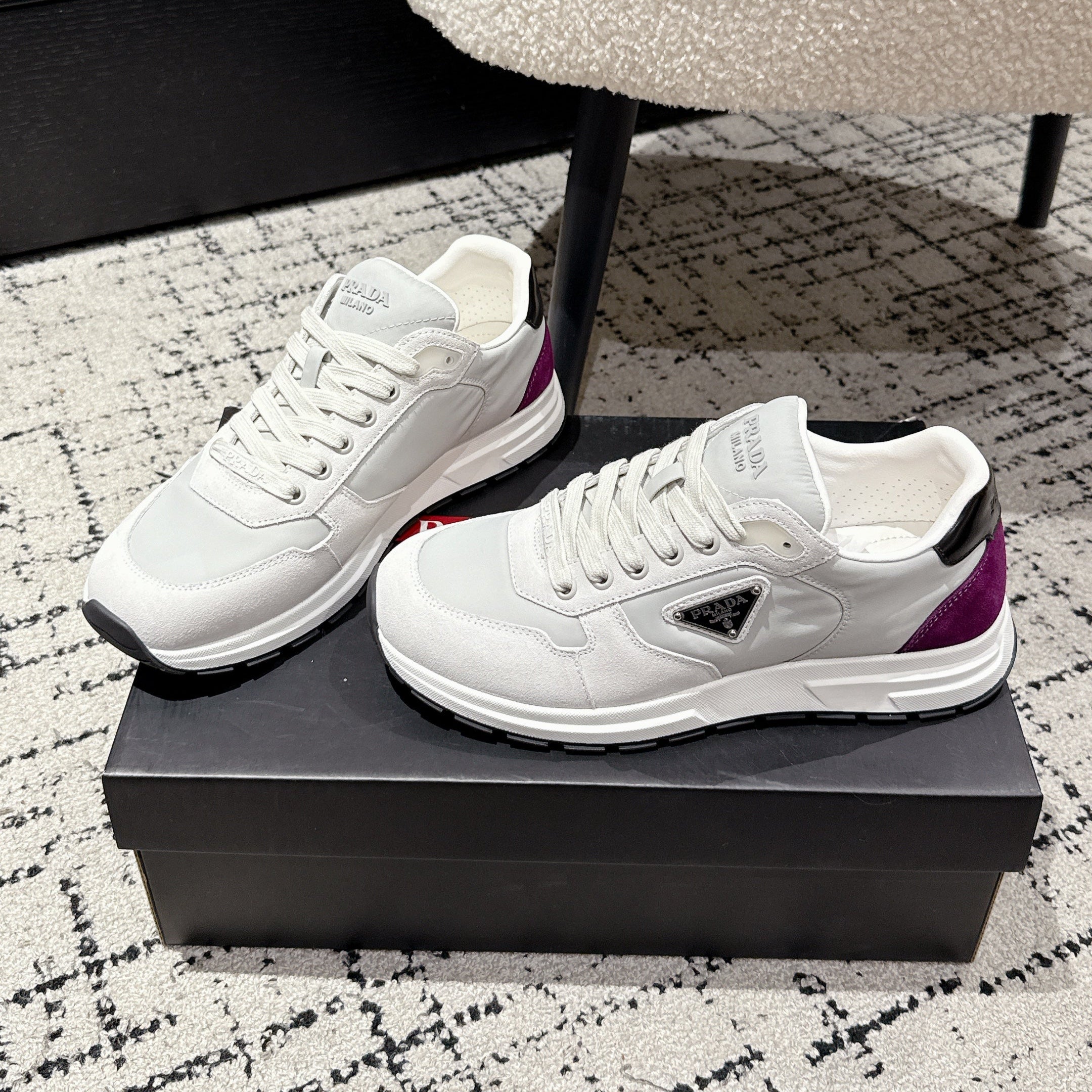 PRADA 25S MEN SNEAKERS LOGO IN WHITE AND MULBERRY NUBUCK AND CANVAS、mysite、Cacoeks