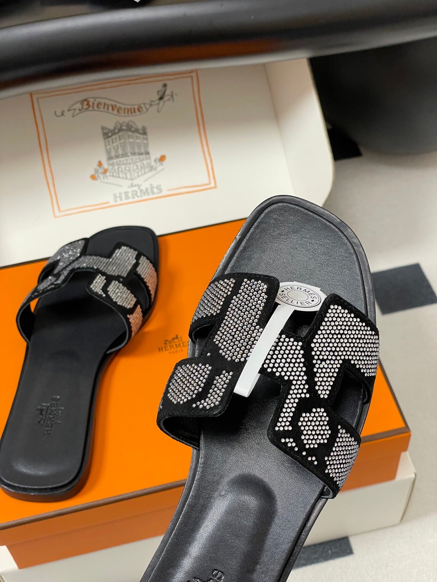 HM 25S ORAN SANDAL IN BLACK LAMBSKIN WITH WHITE STONE DETAILS、mysite、Cacoeks