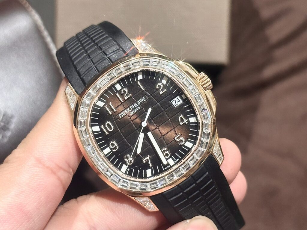 Đồng Hồ Patek Philippe Aquanaut 5167R Vàng Khối 18K Kim Cương Tự Nhiên 40mm (2)