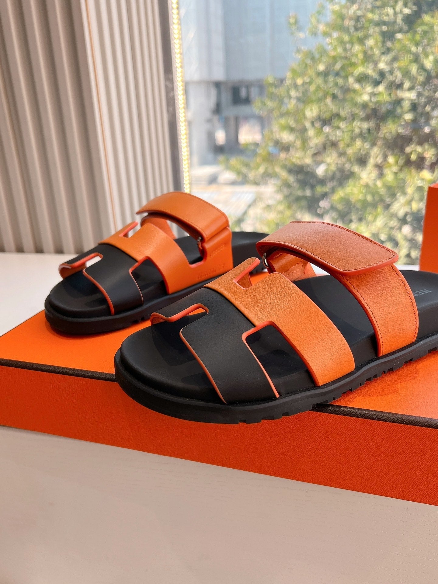 CHYPRE SANDAL IN VIVID ORANGE MIX BLACK CALFSKIN、mysite、Cacoeks