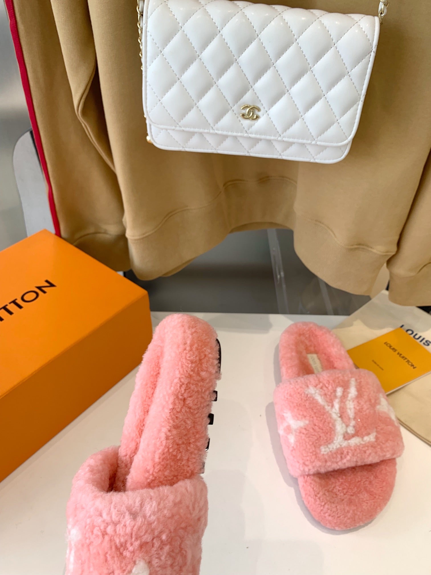 LV WOMEN'S PASEO FLAT SLIPPER IN LIGHT PINK FLEECE WITH WHITE LOGO、mysite、Cacoeks
