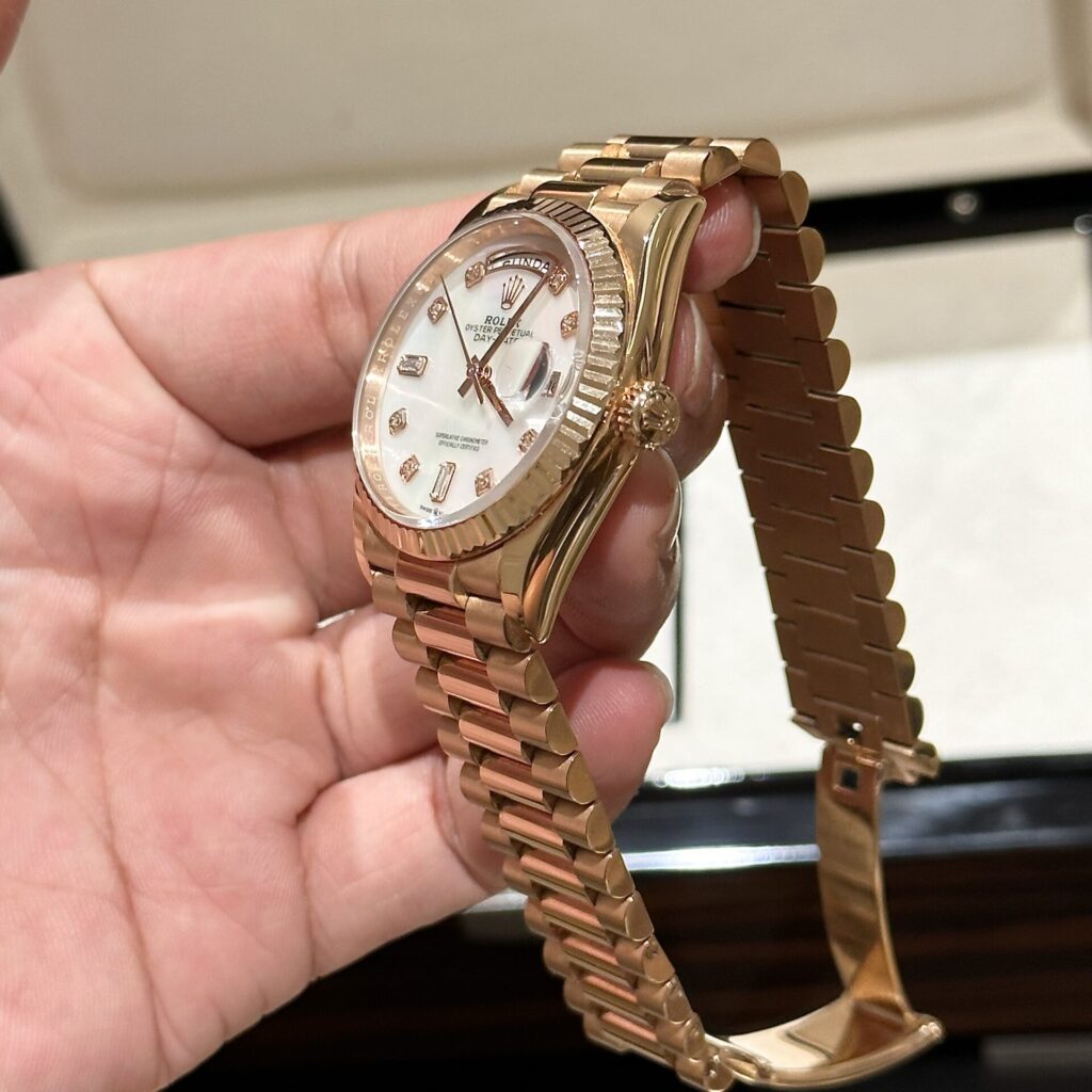 Đồng Hồ Rolex Day-Date Mặt Xà Cừ RoseGold Fake 11 EW 36mm (1)
