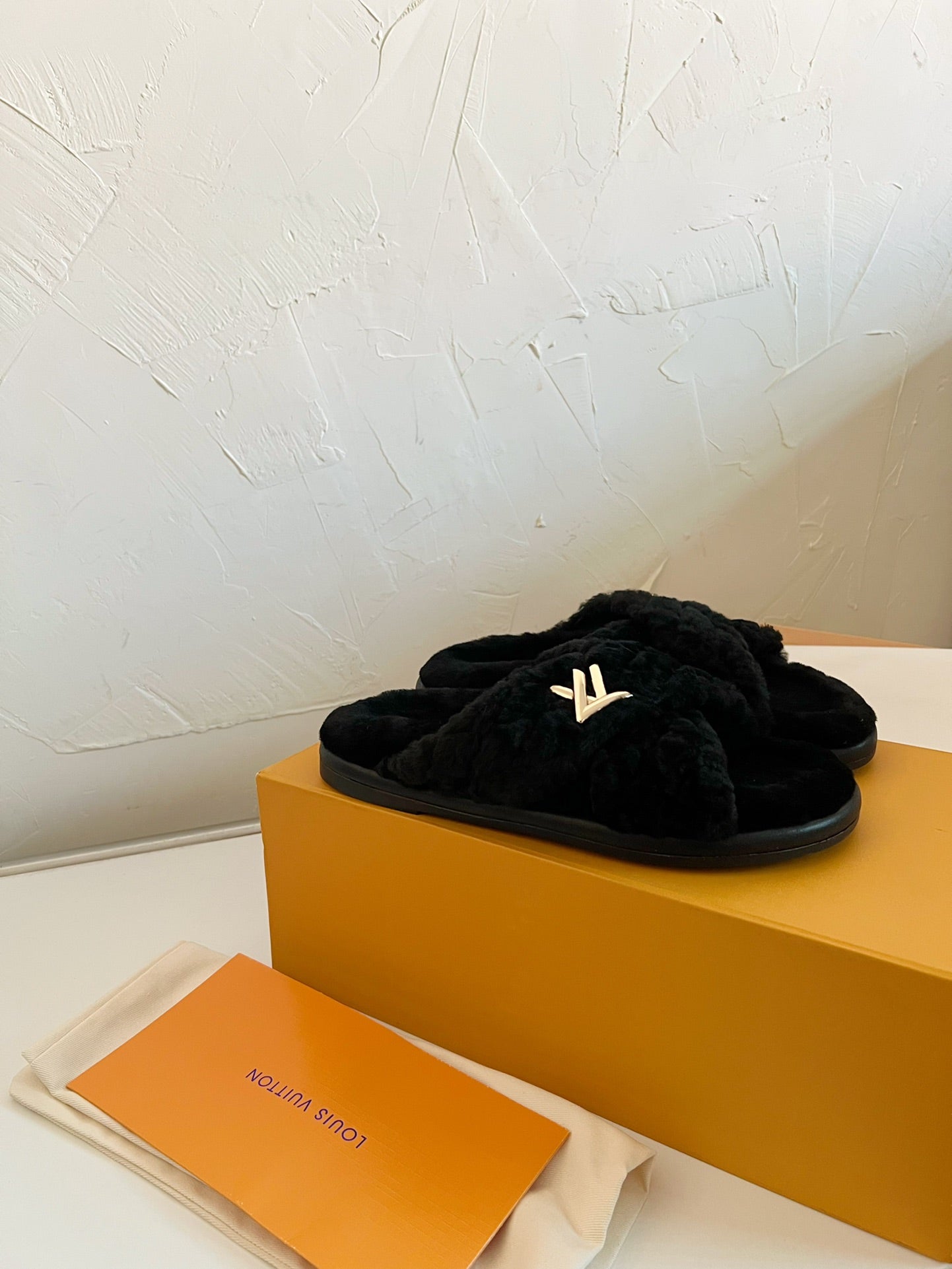 LV BLISS COMFORT MULE IN BLACK SHEARLING、mysite、Cacoeks