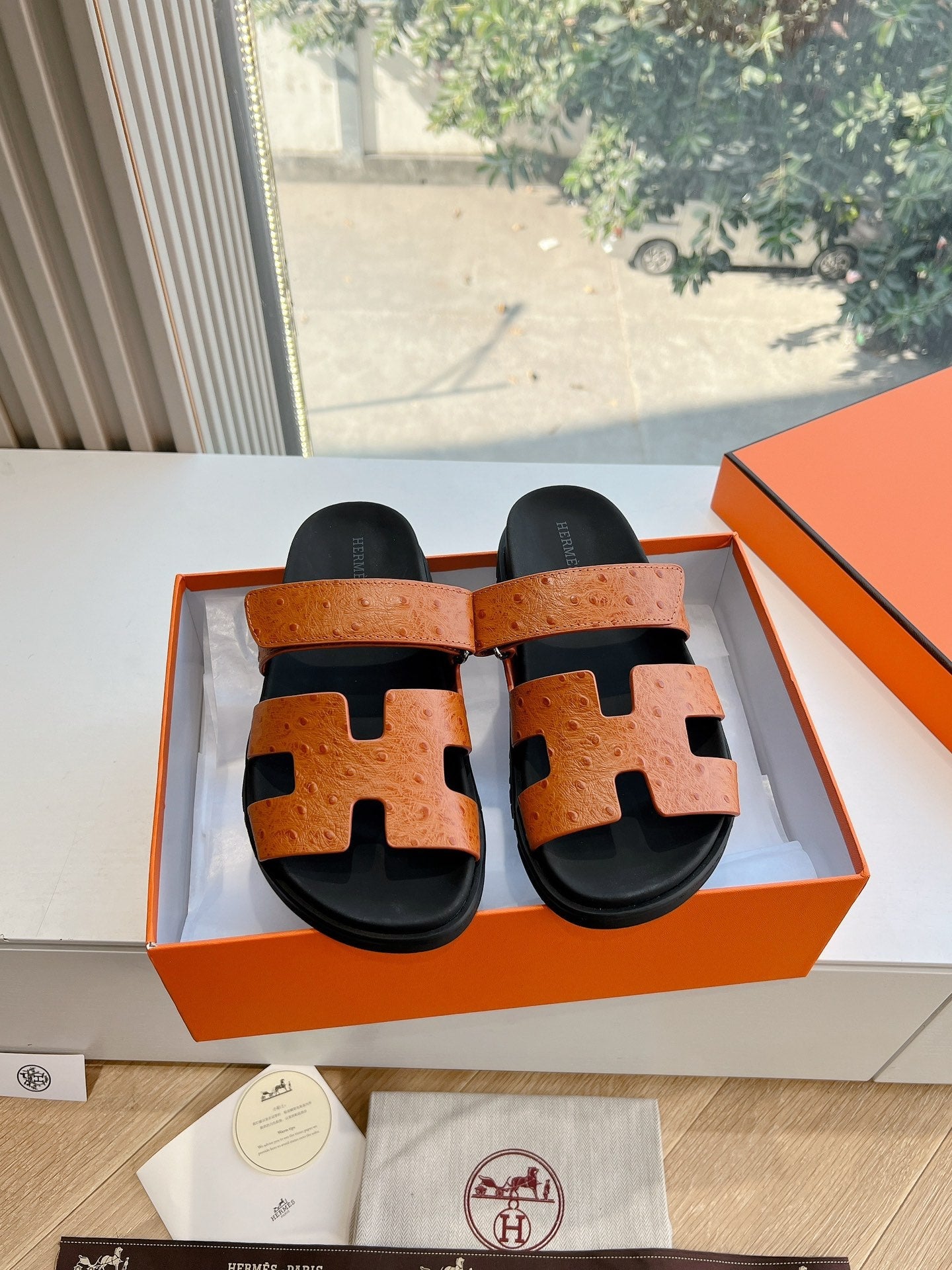 CHYPRE SANDAL IN VIVID ORANGE GRAINED CALFSKIN、mysite、Cacoeks