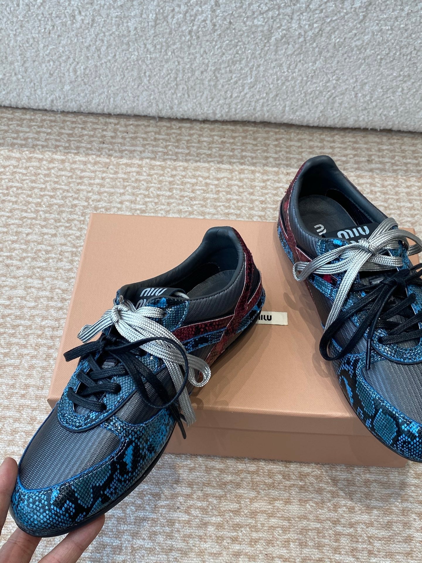 GYMNASIUM SNEAKER IN BLACK FABRIC AND BLUE SNAKE EFFECT CALFSKIN、mysite、Cacoeks