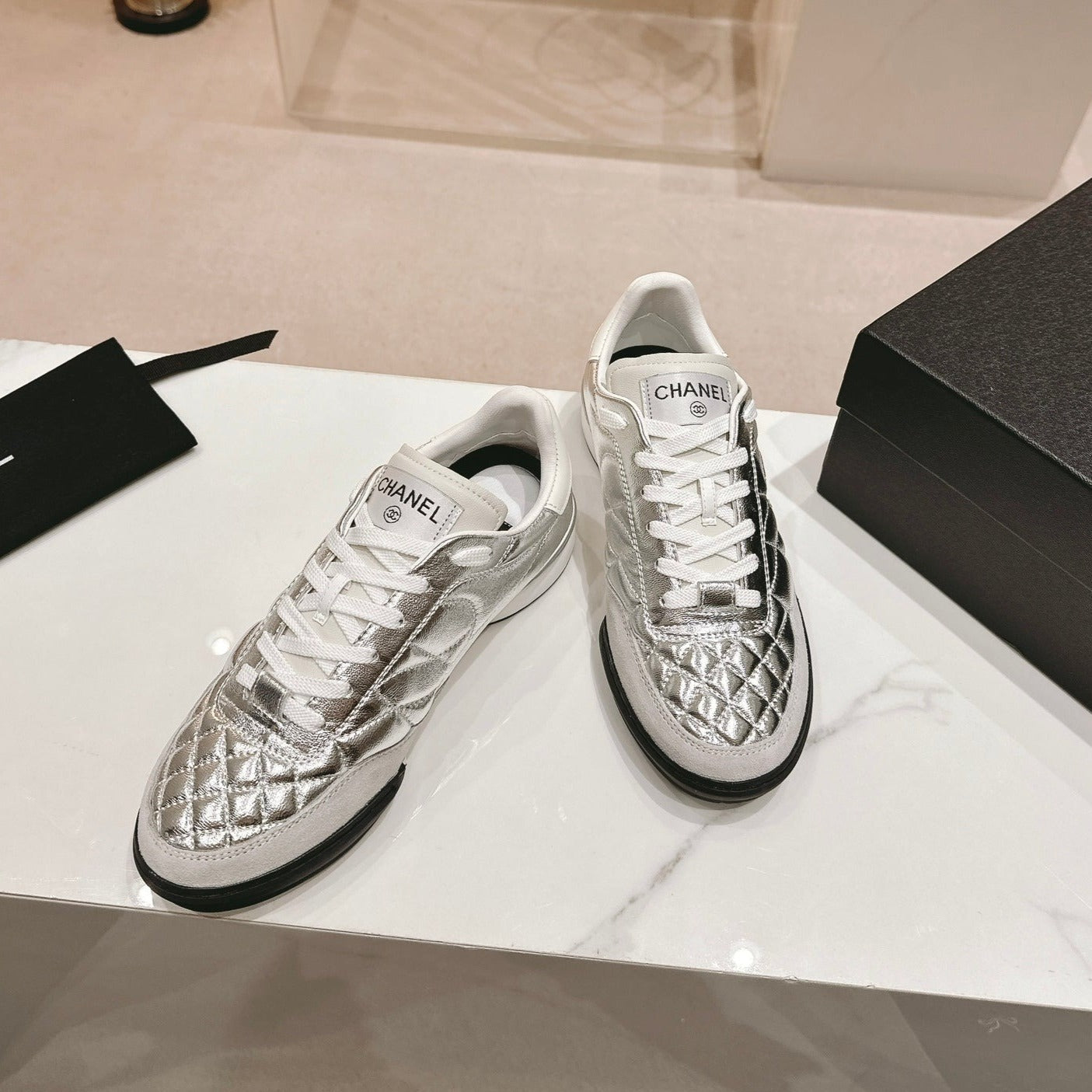 SNEAKERS IN GLOSSY SILVER LAMBSKIN、mysite、Cacoeks