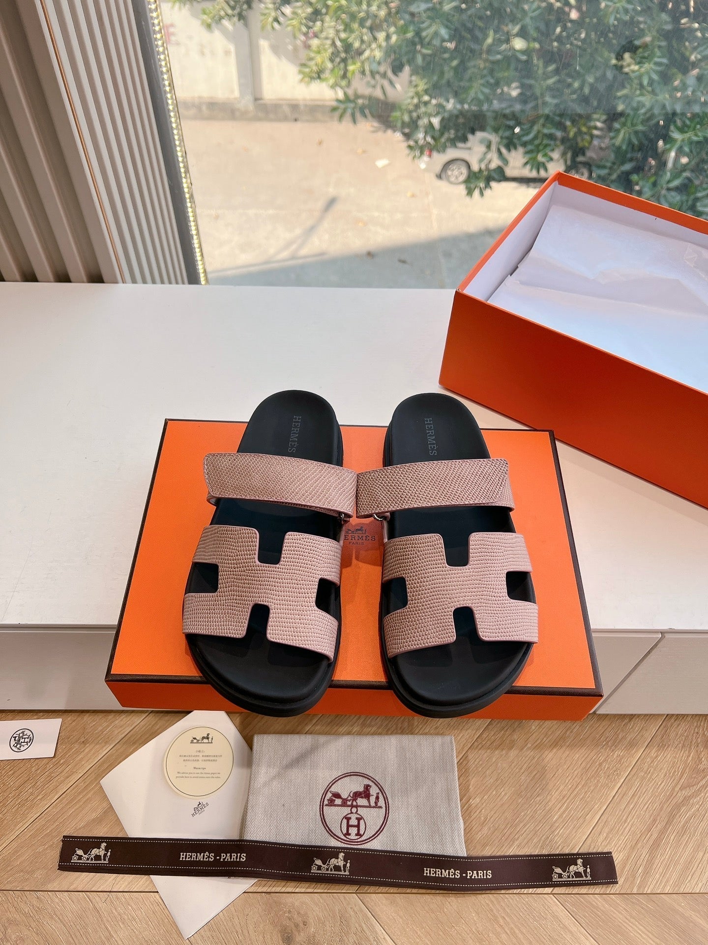 CHYPRE SANDAL IN PEACH PINK SHINY GRAINED CALFSKIN、mysite、Cacoeks