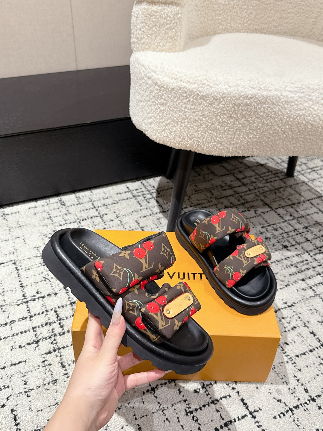 LV MIAMI-STYLE SANDALS 25S IN BROWN FABRIC AND BLACK CALFSKIN、mysite、Cacoeks