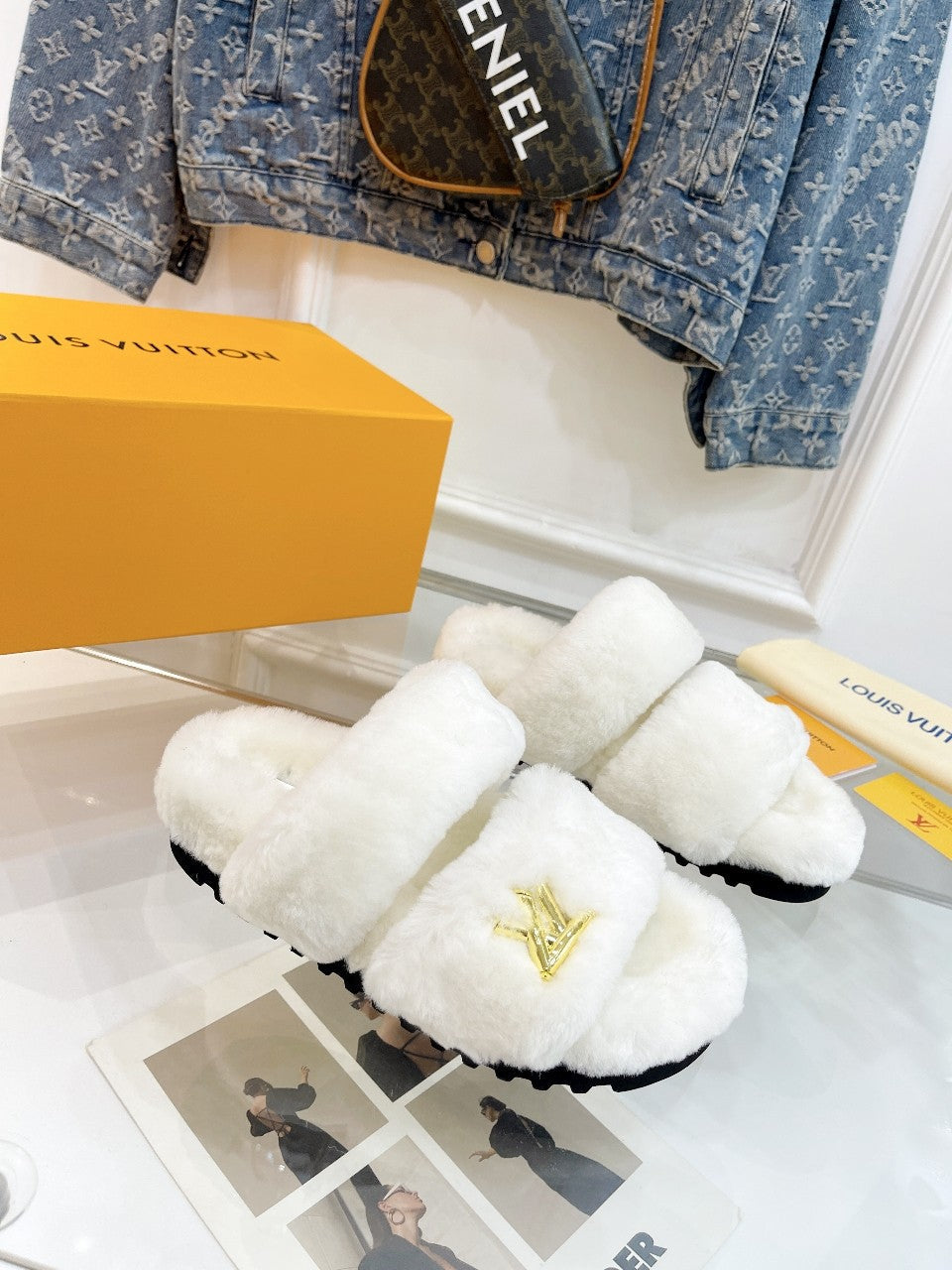 HALF MULE SLIPPERS IN WHITE FLEECE FEATURING METALLIC LOGO、mysite、Cacoeks