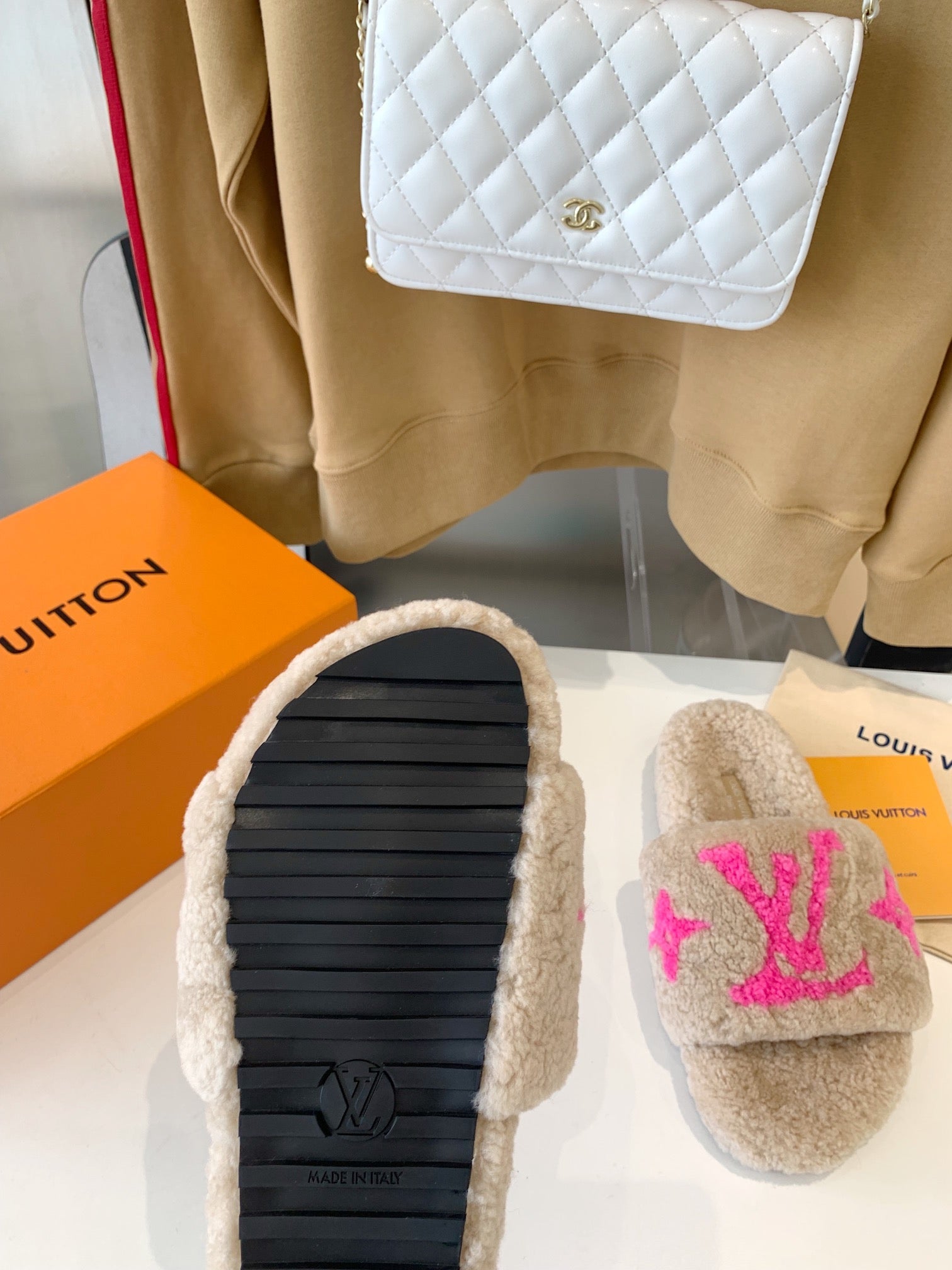 LV WOMEN'S PASEO FLAT SLIPPER IN BEIGE FLEECE WITH BRIGHT PINK LOGO、mysite、Cacoeks