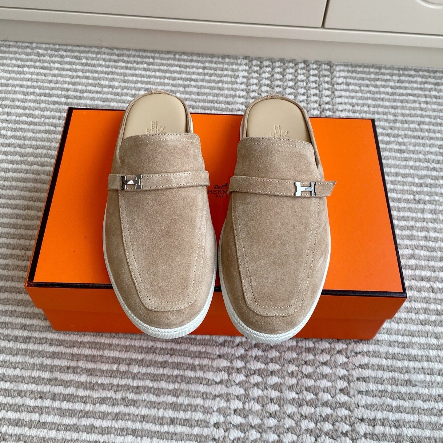 HM 25S MULES IN BEIGE SUEDE WITH SILVER HARDWARE、mysite、Cacoeks