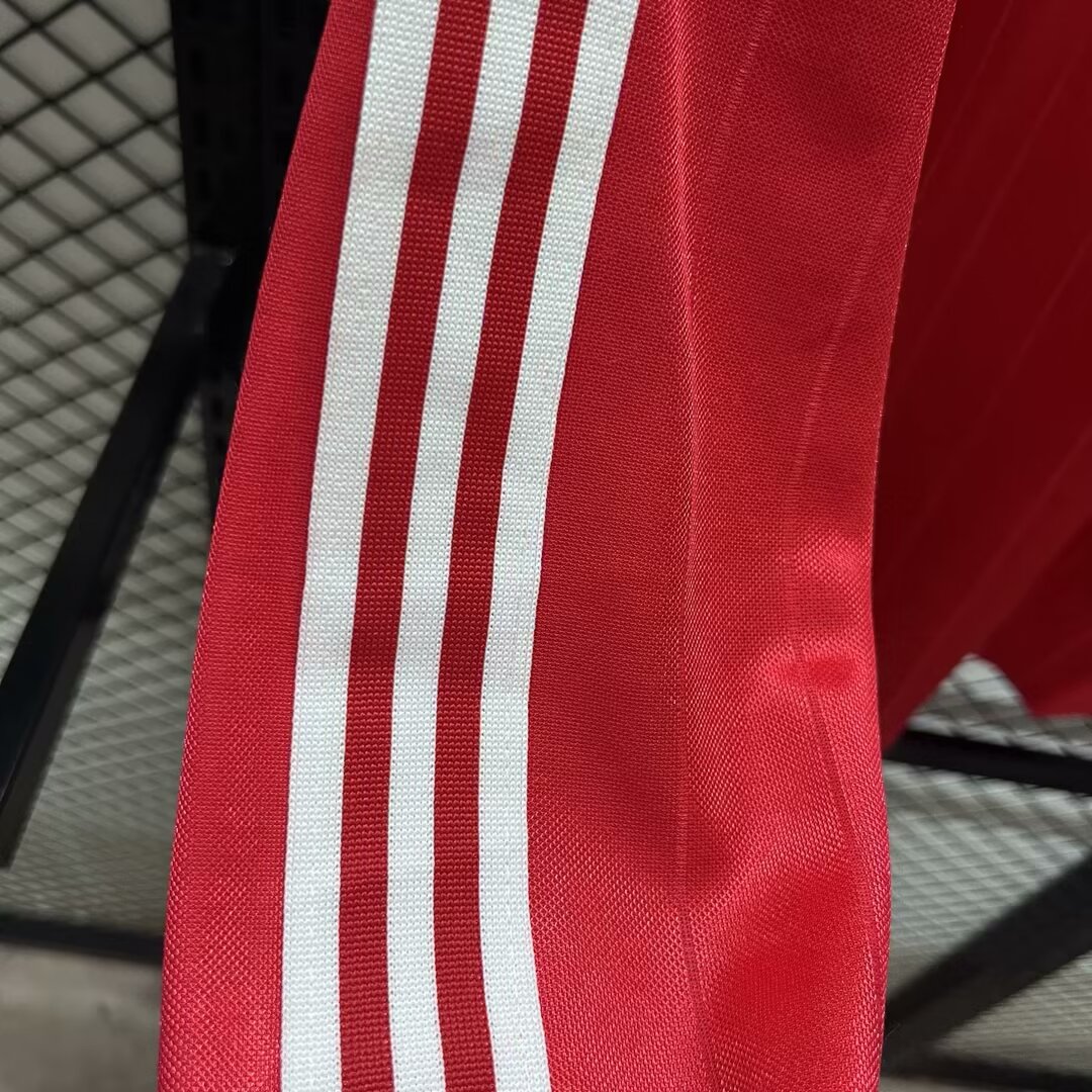 ManixJersey.com | Retro Manchester United 82-83 Home Long Sleeve Jersey -Customize Name, Number and Patch | Worldwide Shipping