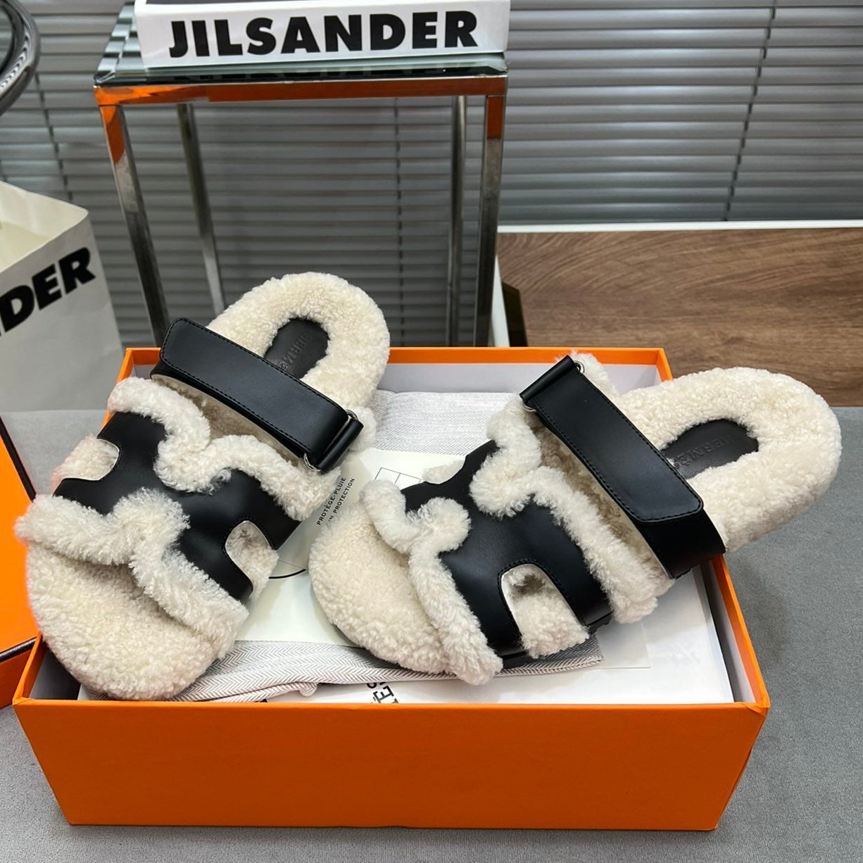 CHYPRE SLIPPERS IN BEIGE LAMB WOOL AND BLACK CALFSKIN、mysite、Cacoeks