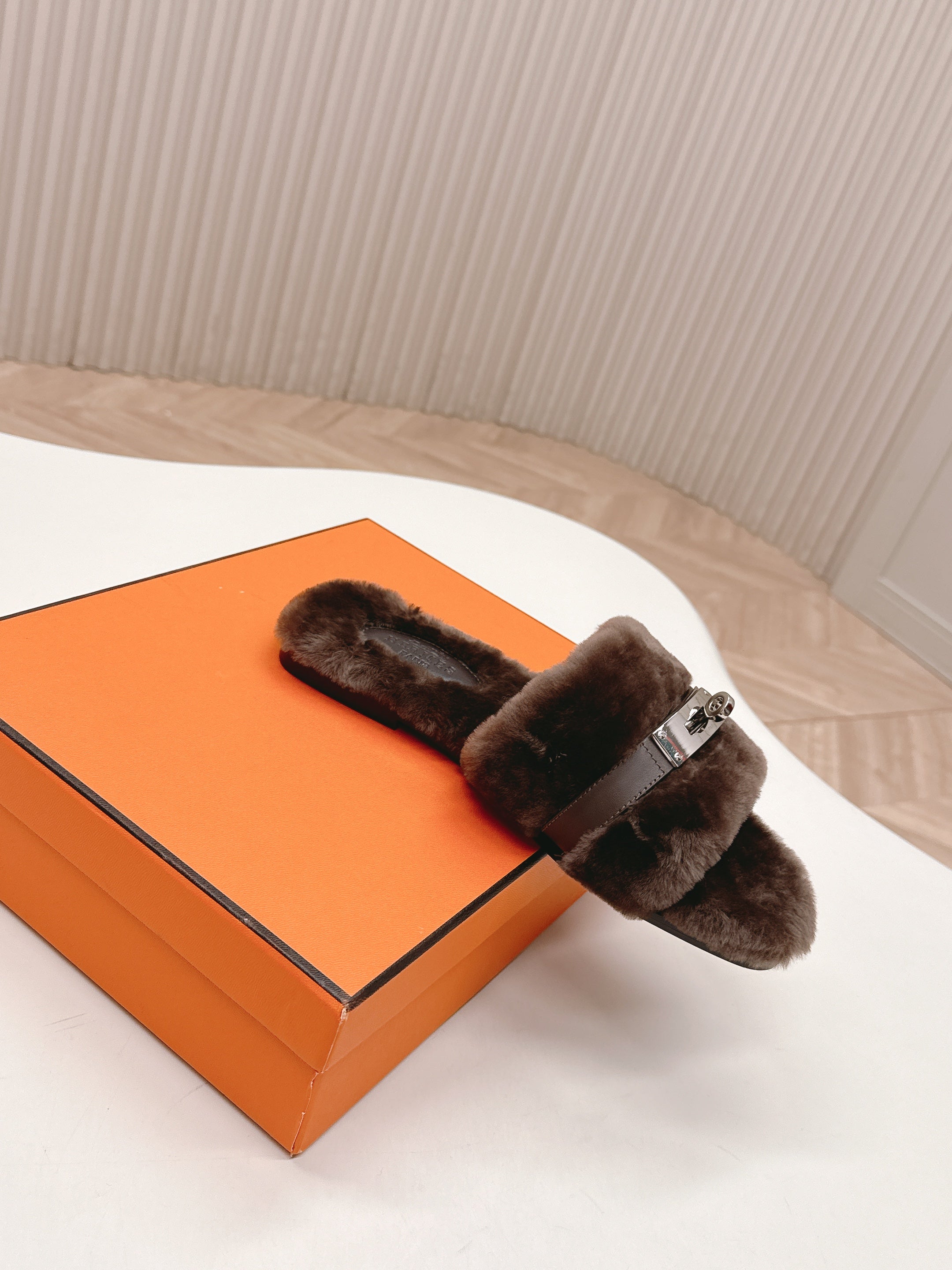 HM 25S ORAN SANDAL IN DARK BROWN SHEARLING WITH SILVER HARDWARE、mysite、Cacoeks