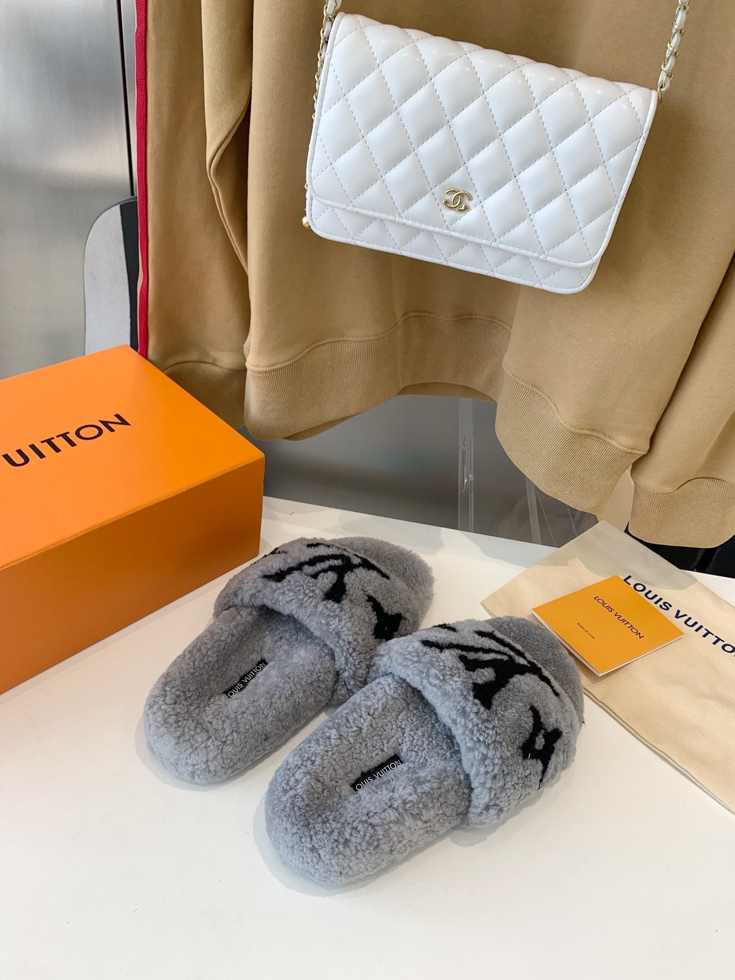 LV WOMEN'S PASEO FLAT SLIPPER IN GREY FLEECE WITH BLACK LOGO、mysite、Cacoeks