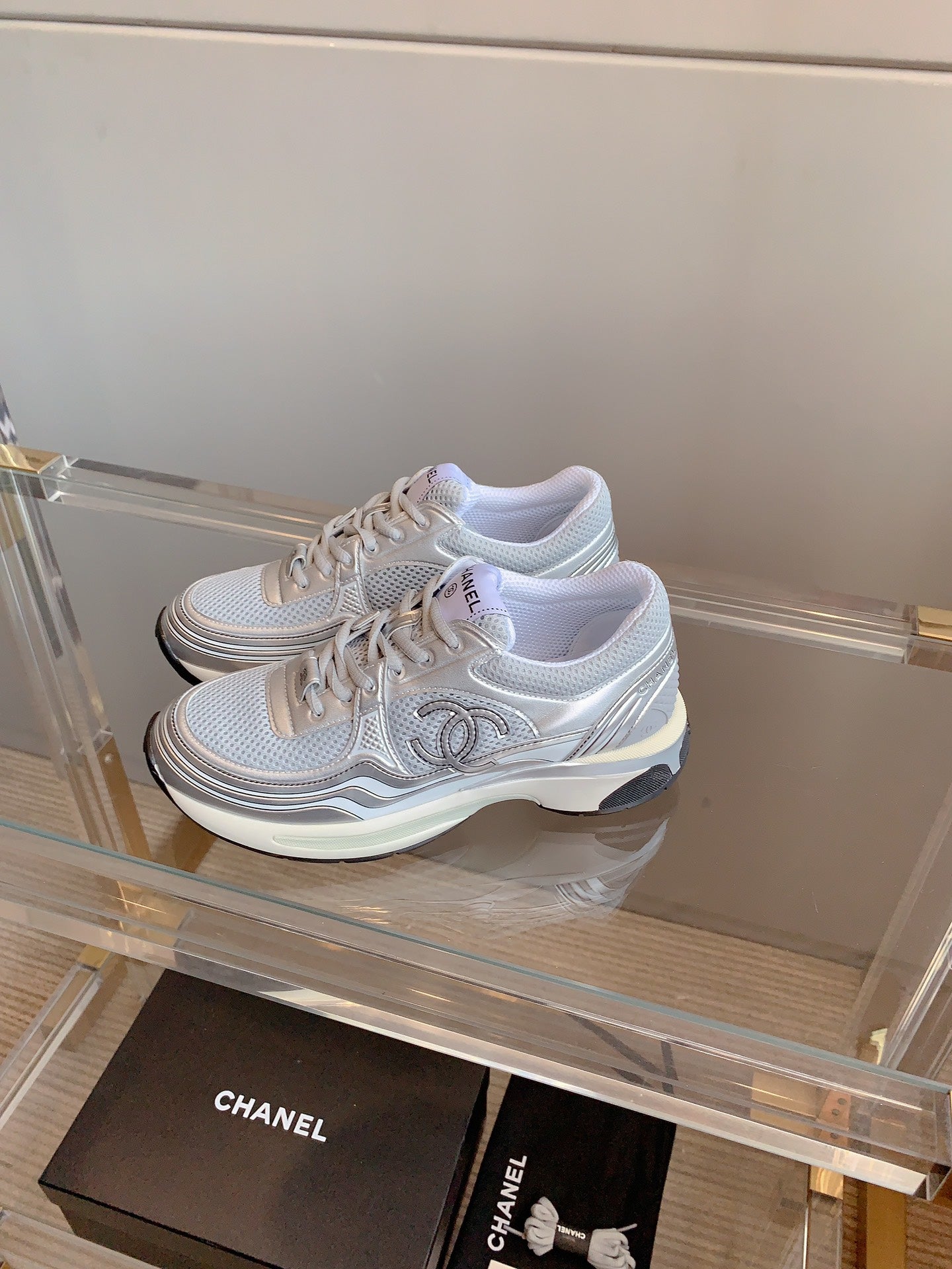 CC SNEAKERS IN GLOSSY SILVER CALFSKIN AND MESH、mysite、Cacoeks