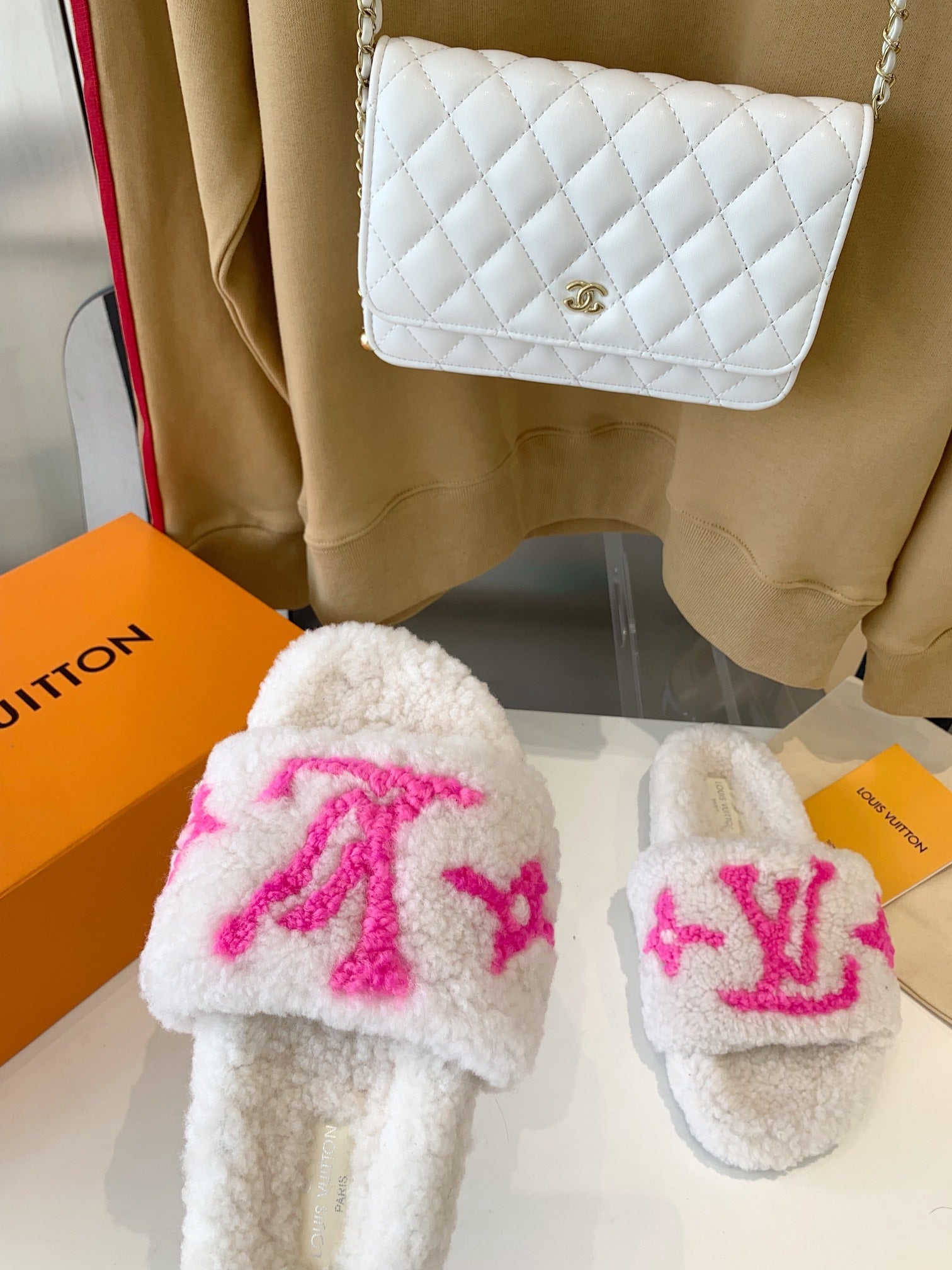 LV WOMEN'S PASEO FLAT SLIPPER IN WHITE FLEECE WITH BRIGHT PINK LOGO、mysite、Cacoeks