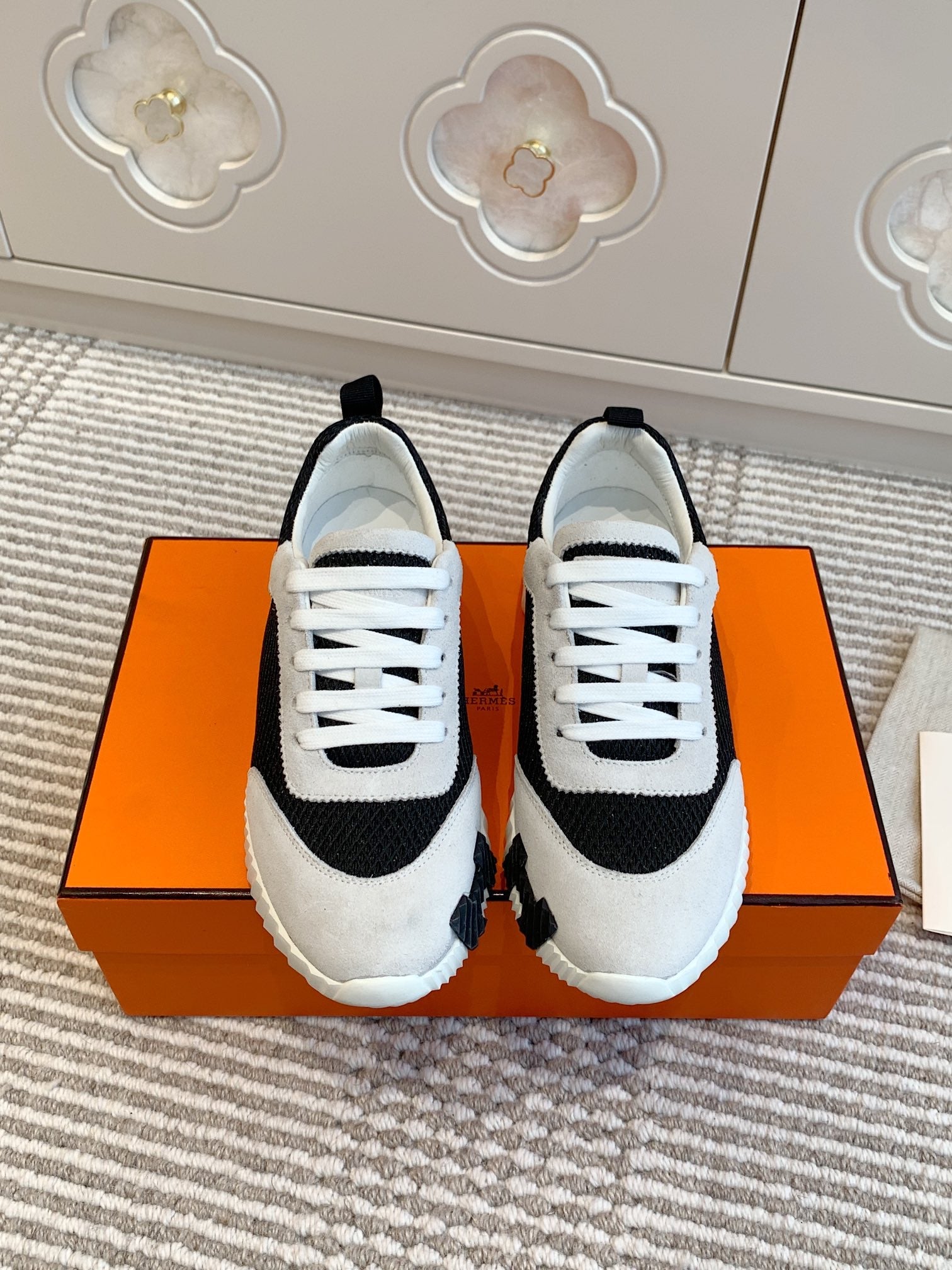 BOUNCING SNEAKER IN BLACK GRAPHIC MESH AND PASTEL GRAY SUEDE、mysite、Cacoeks