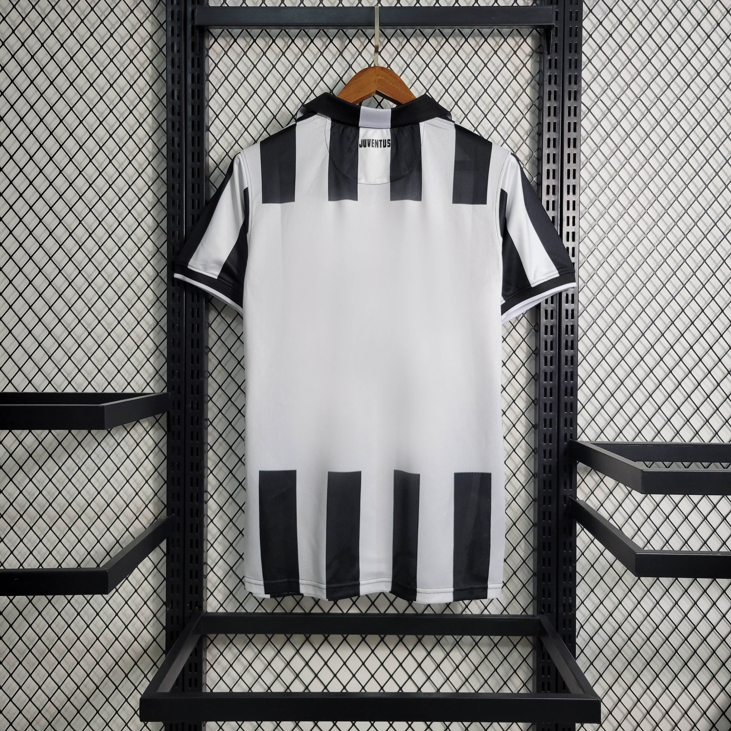 Higojerseys-Retro Juventus 2014-15 Home Stadium Jersey