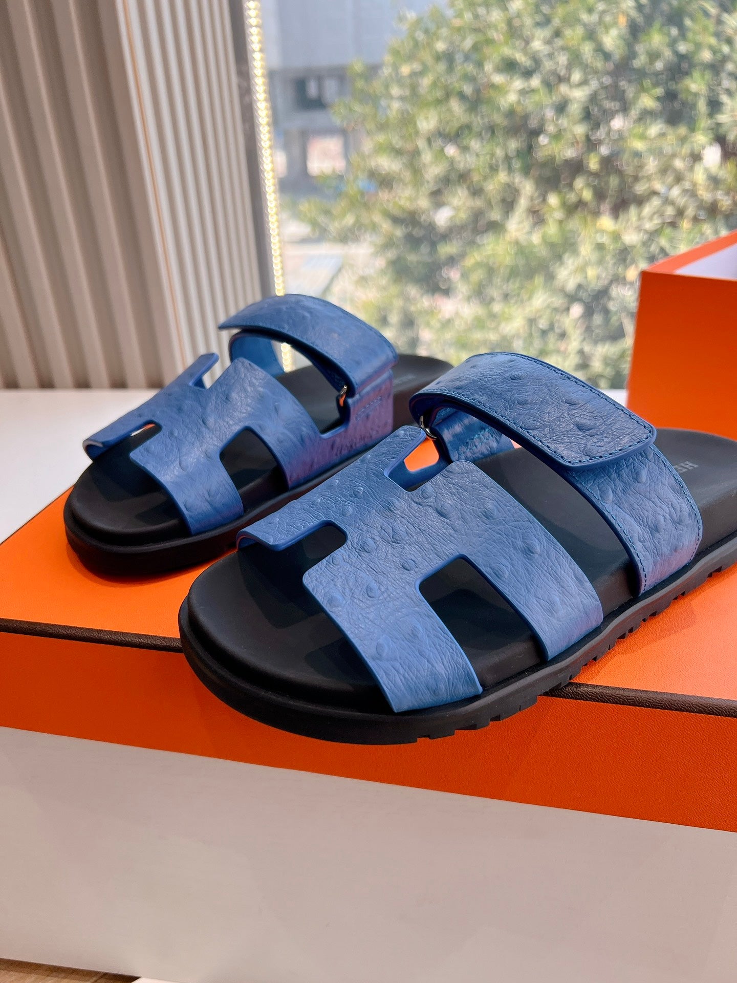 CHYPRE SANDAL IN COBALT BLUE GRAINED CALFSKIN、mysite、Cacoeks