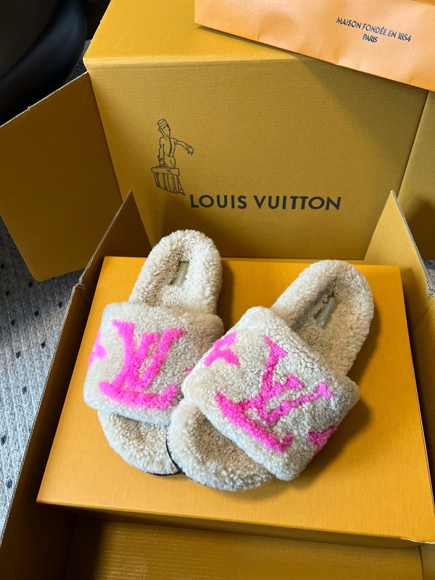 SLIPPER IN CAMEL BEIGE FLEECE WITH BRIGHT PINK LOGO、mysite、Cacoeks