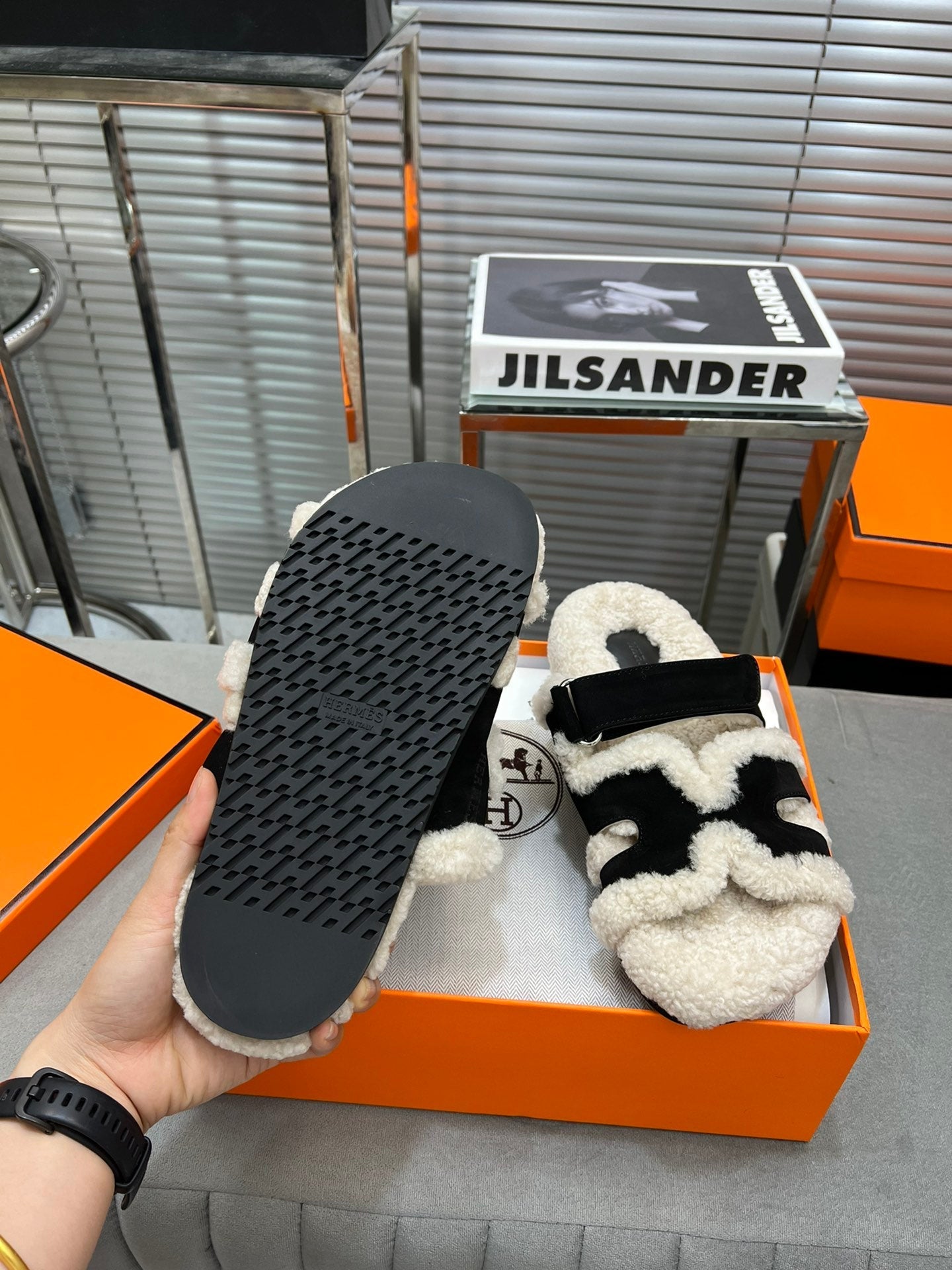 CHYPRE SLIPPERS IN BEIGE LAMB WOOL AND BLACK SUEDE、mysite、Cacoeks