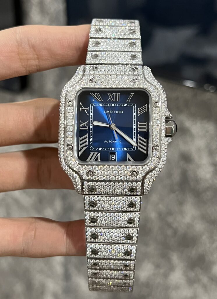Đồng Hồ Cartier Santos Đính Full Kim Cương Moissanite Mặt Xanh 39 (4)