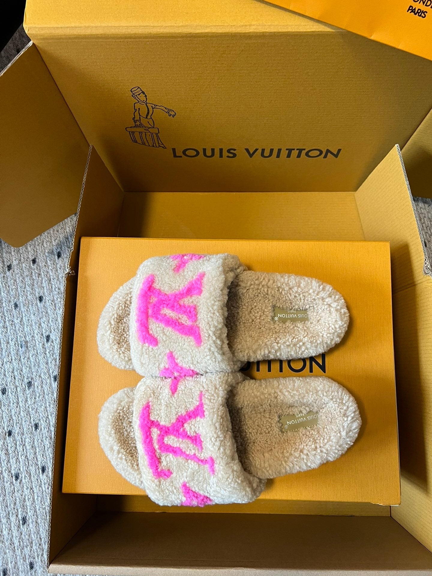 SLIPPER IN CAMEL BEIGE FLEECE WITH BRIGHT PINK LOGO、mysite、Cacoeks
