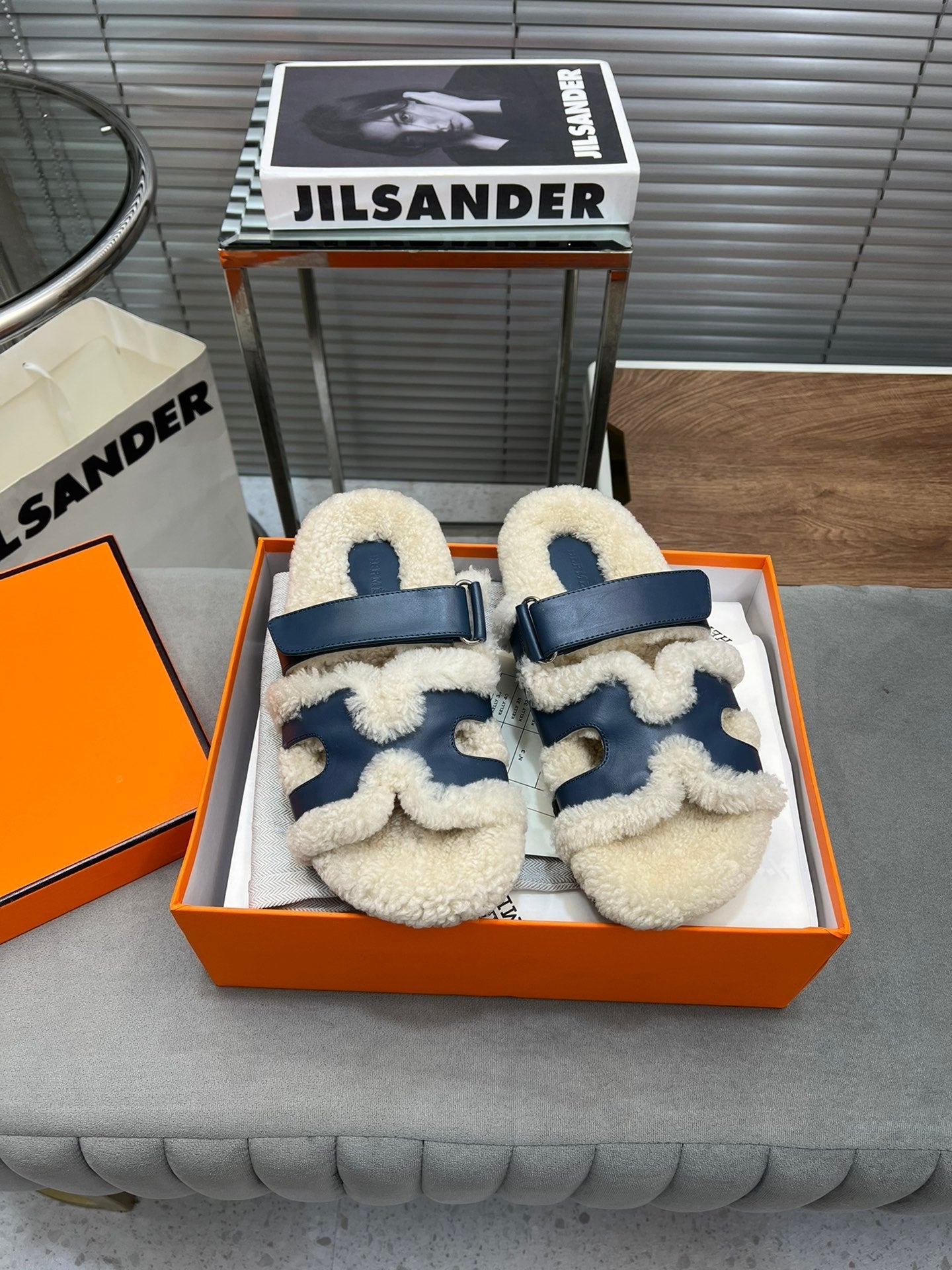 CHYPRE SLIPPERS IN BEIGE LAMB WOOL AND CLASSIC BLUE CALFSKIN、mysite、Cacoeks