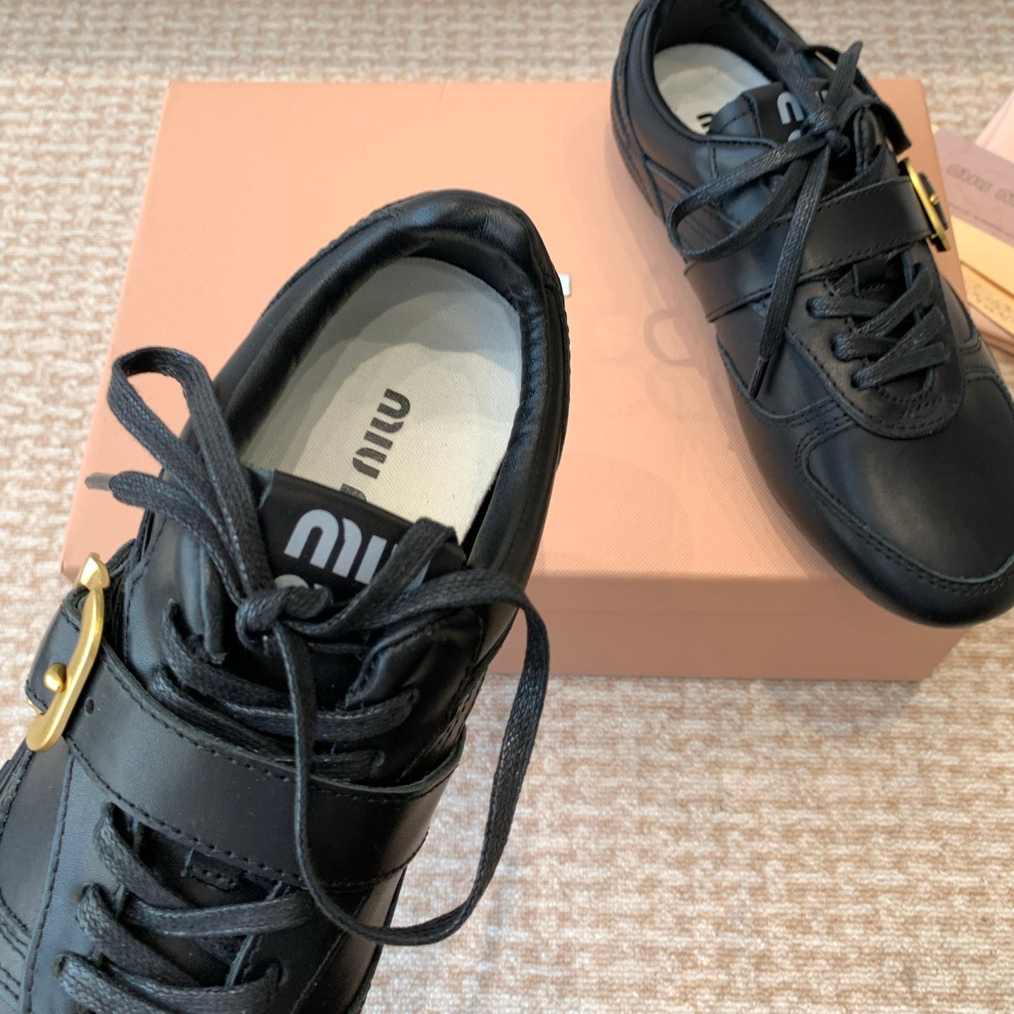 GYMNASIUM SNEAKER IN BLACK CALFSKIN WITH GOLD BUCKLED STRAP、mysite、Cacoeks