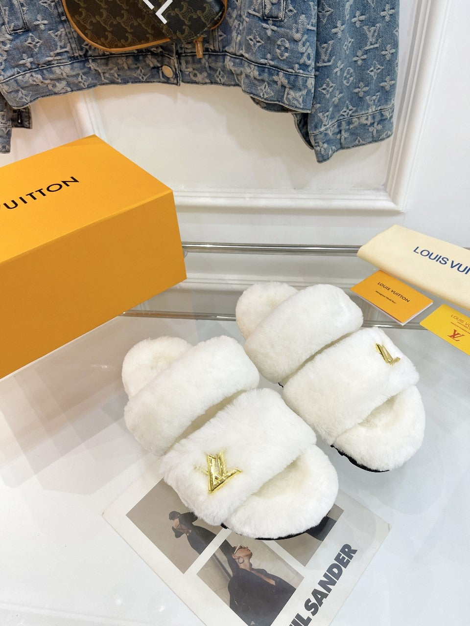 HALF MULE SLIPPERS IN WHITE FLEECE FEATURING METALLIC LOGO、mysite、Cacoeks