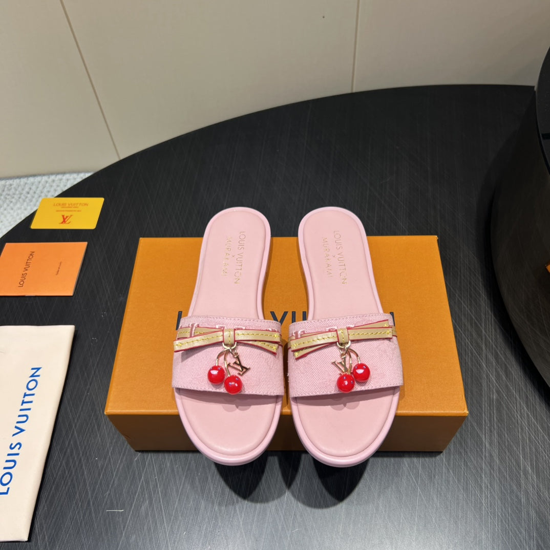 LV SLIDE SANDALS 25S IN BABY PINK DENIM AND CALFSKIN WITH CHERRY BLOSSOM BUCKLE、mysite、Cacoeks
