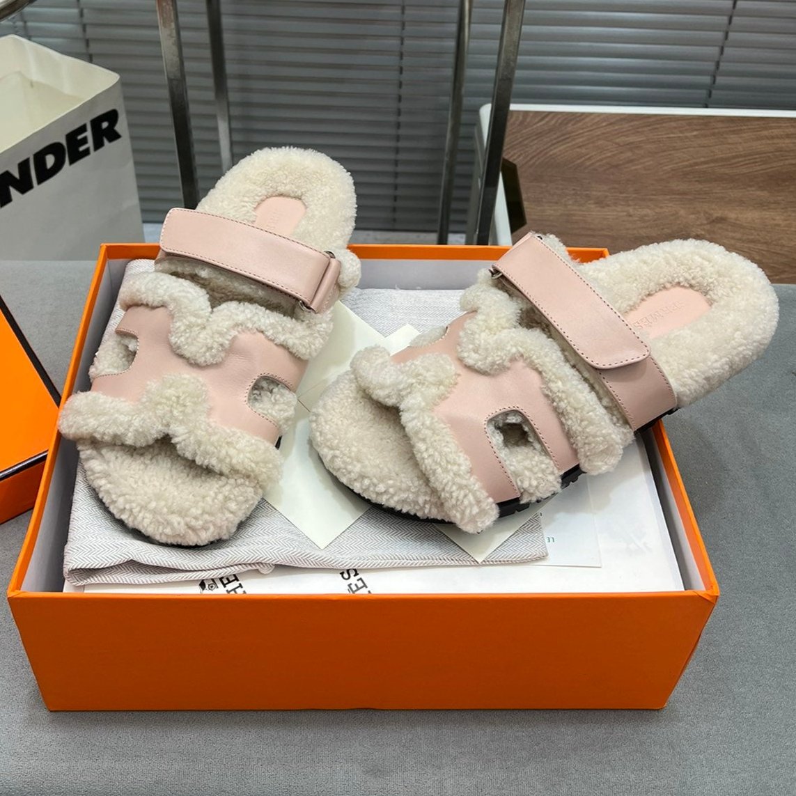CHYPRE SLIPPERS IN BEIGE LAMB WOOL AND BABY PINK CALFSKIN、mysite、Cacoeks