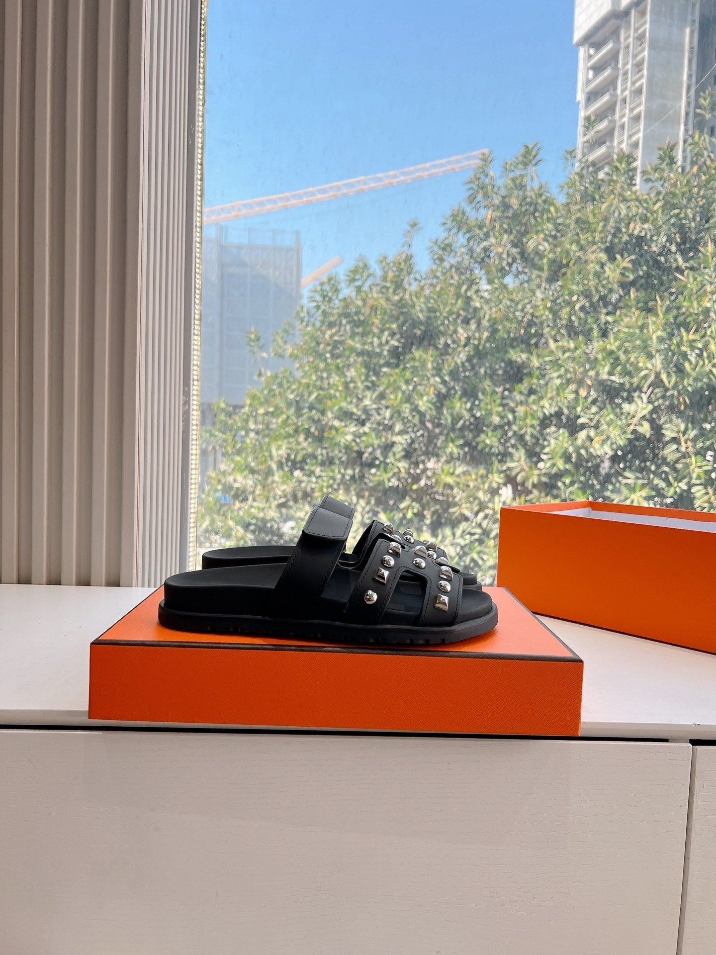 CHYPRE SANDAL IN BLACK CALFSKIN WITH STUDS、mysite、Cacoeks