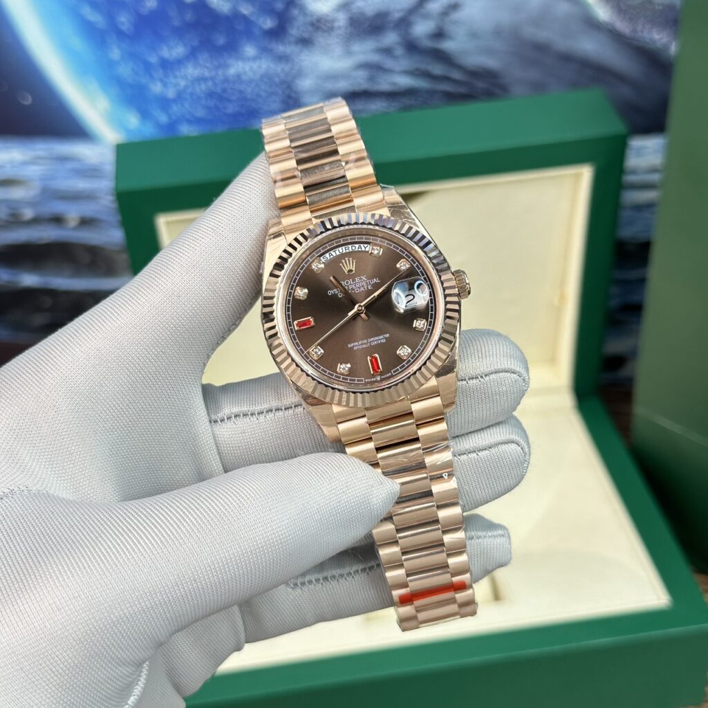 Đồng Hồ Rolex Day-Date Super Fake Cọc Số Ruby Đỏ Nhà Máy EW 40mm (1)