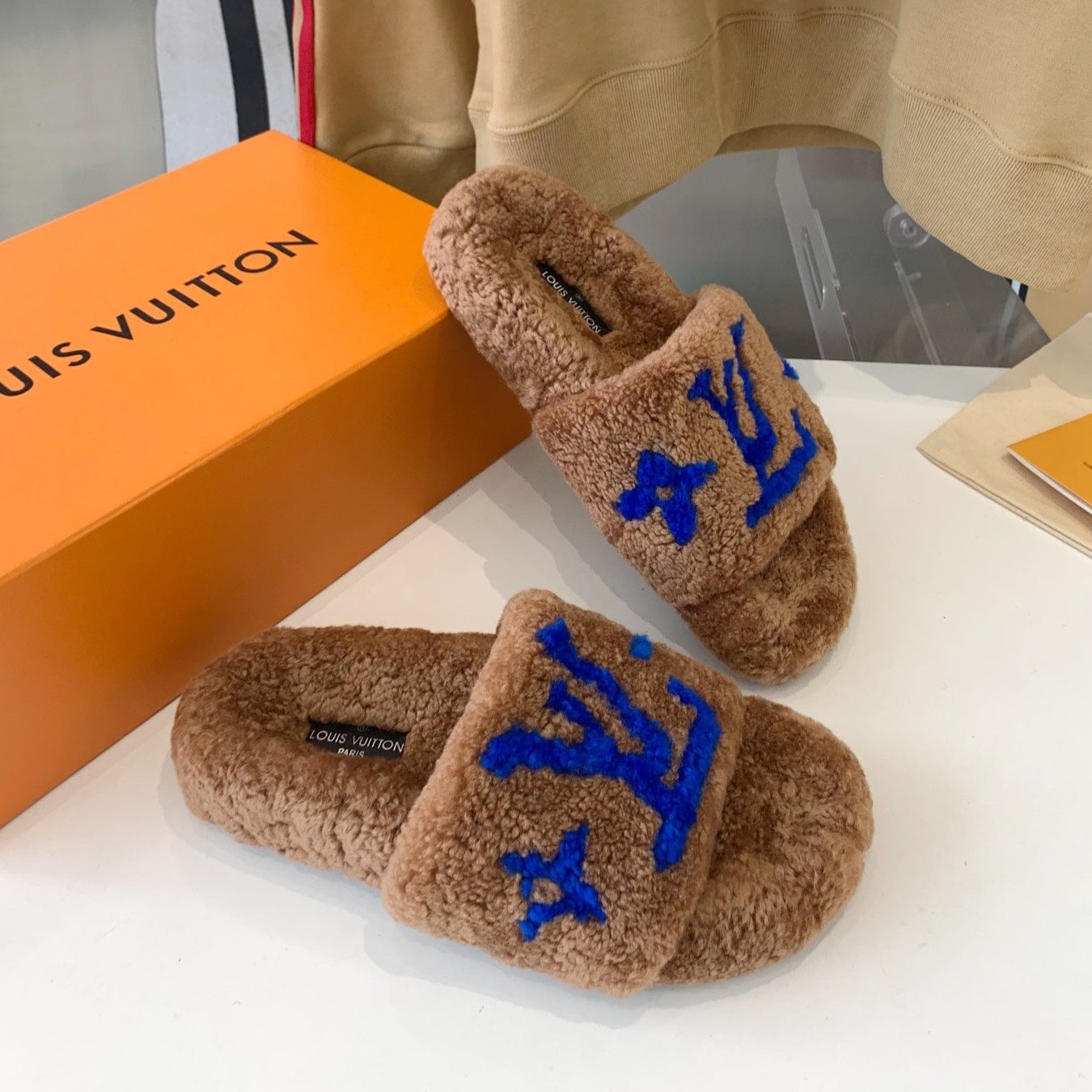 LV WOMEN'S PASEO FLAT SLIPPER IN BROWN FLEECE WITH BLUE LOGO、mysite、Cacoeks