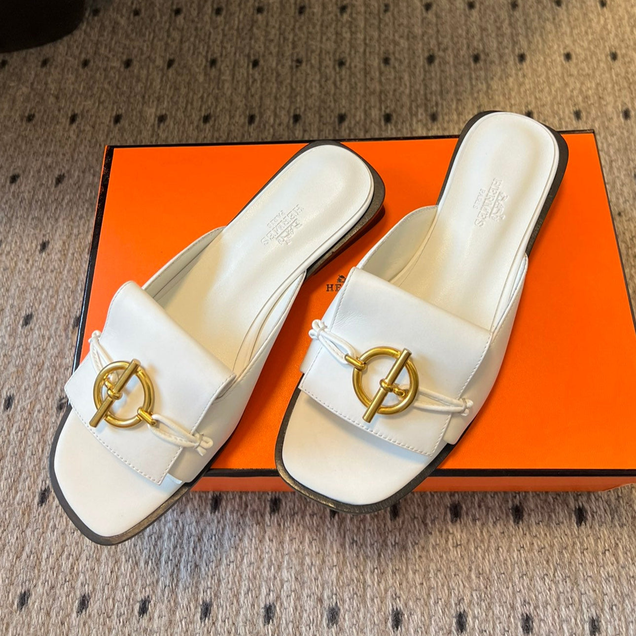 ILOT FLAT SANDAL IN WHITE CALFSKIN、mysite、Cacoeks