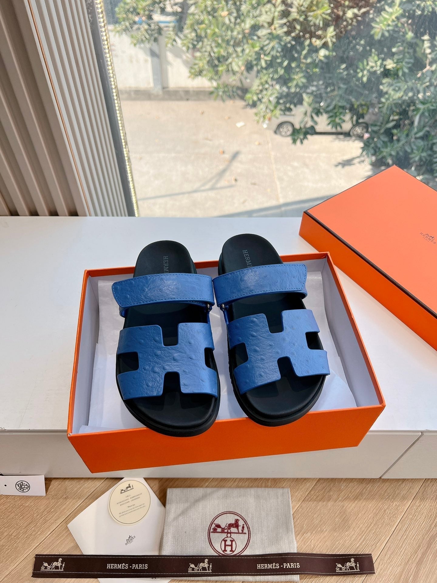 CHYPRE SANDAL IN COBALT BLUE GRAINED CALFSKIN、mysite、Cacoeks