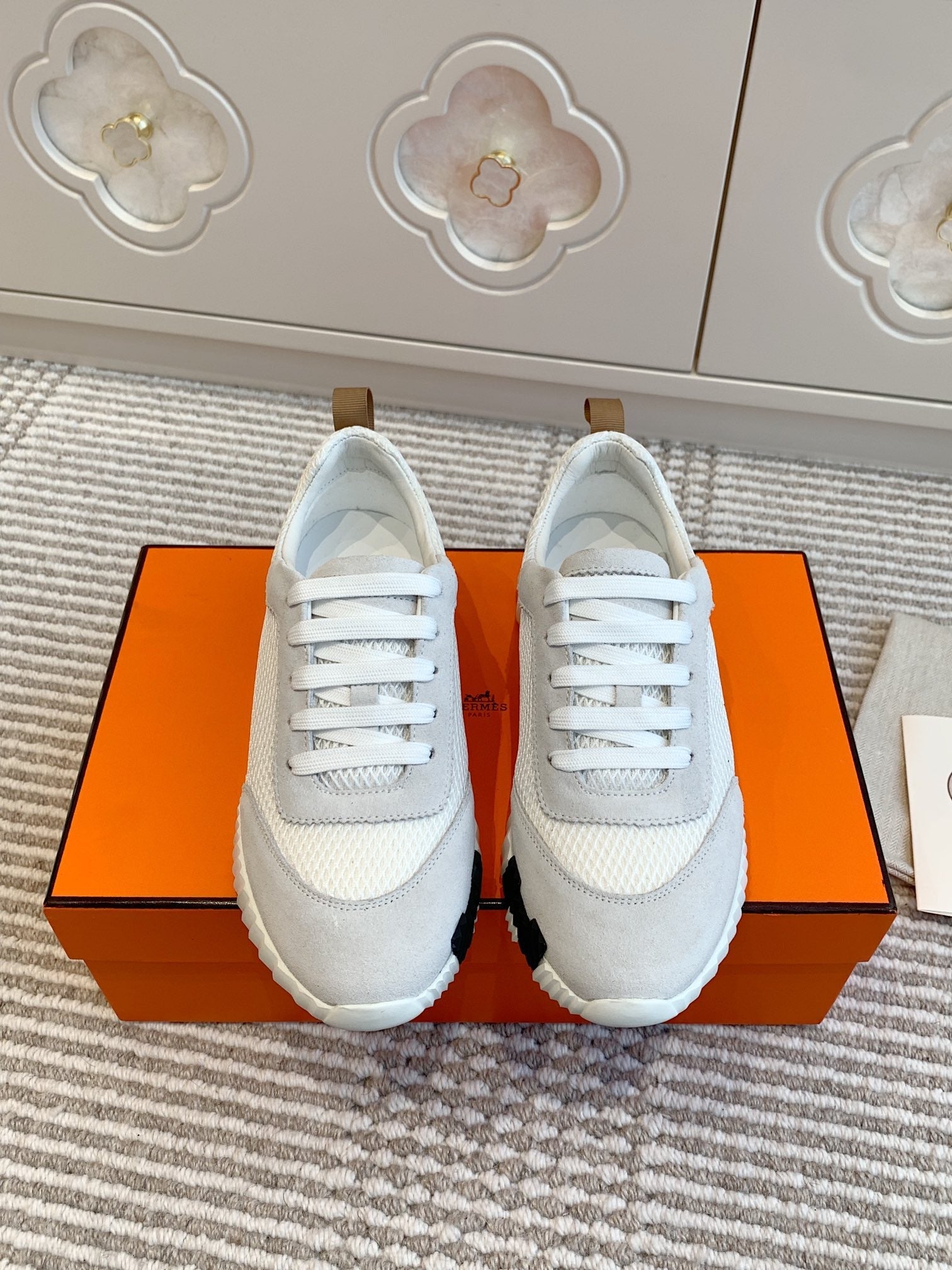 BOUNCING SNEAKER IN WHITE GRAPHIC MESH AND PASTEL GRAY SUEDE、mysite、Cacoeks