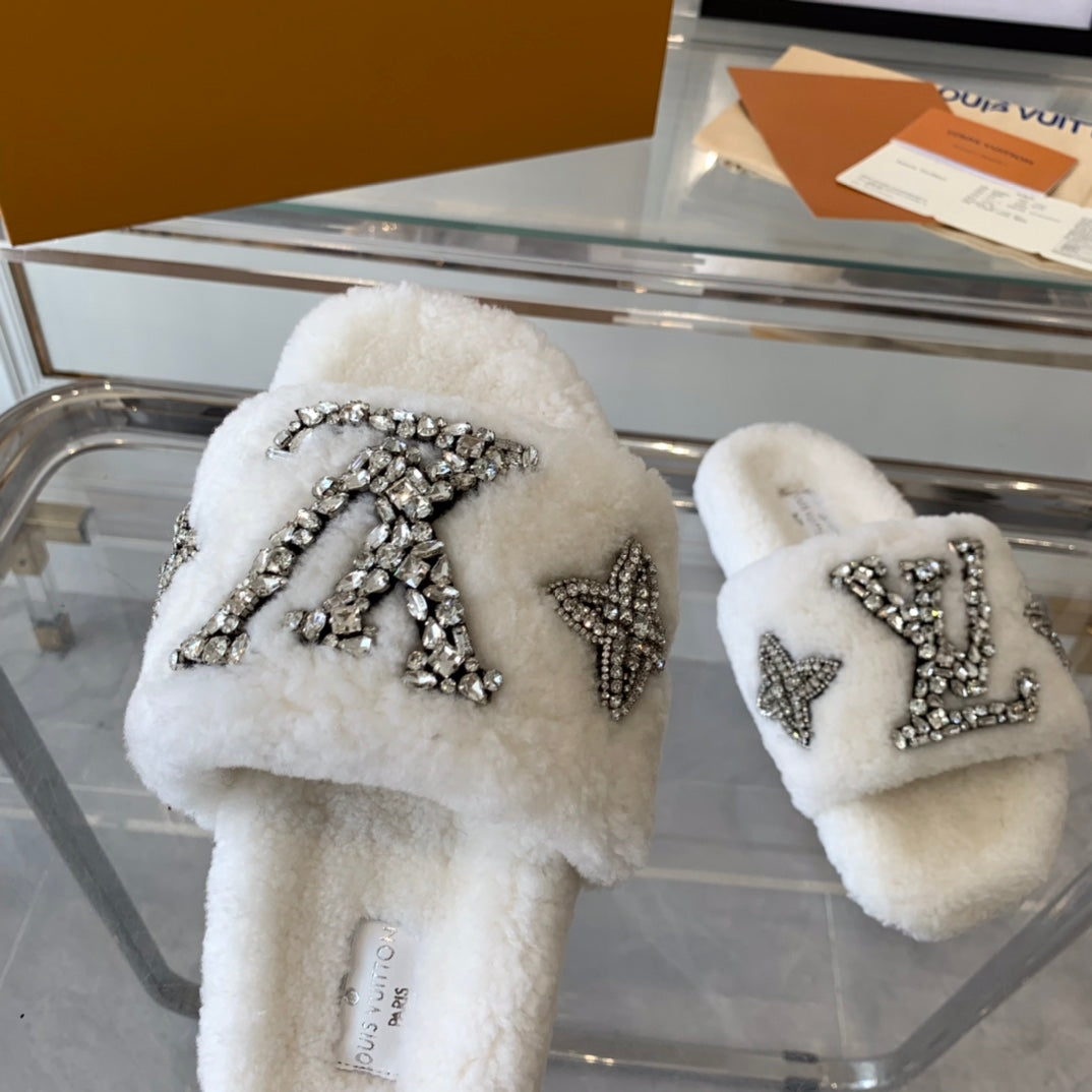 LV WOMEN'S PASEO FLAT SLIPPER IN WHITE FLEECE、mysite、Cacoeks