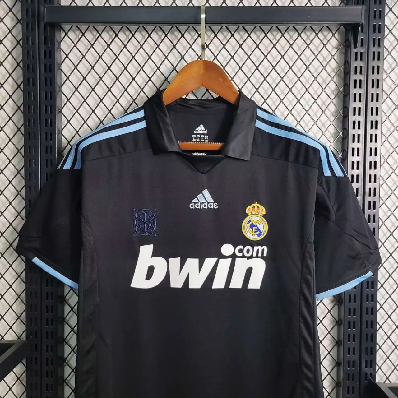 Higojerseys-Retro Real Madrid 09-10 Away Stadium Jersey