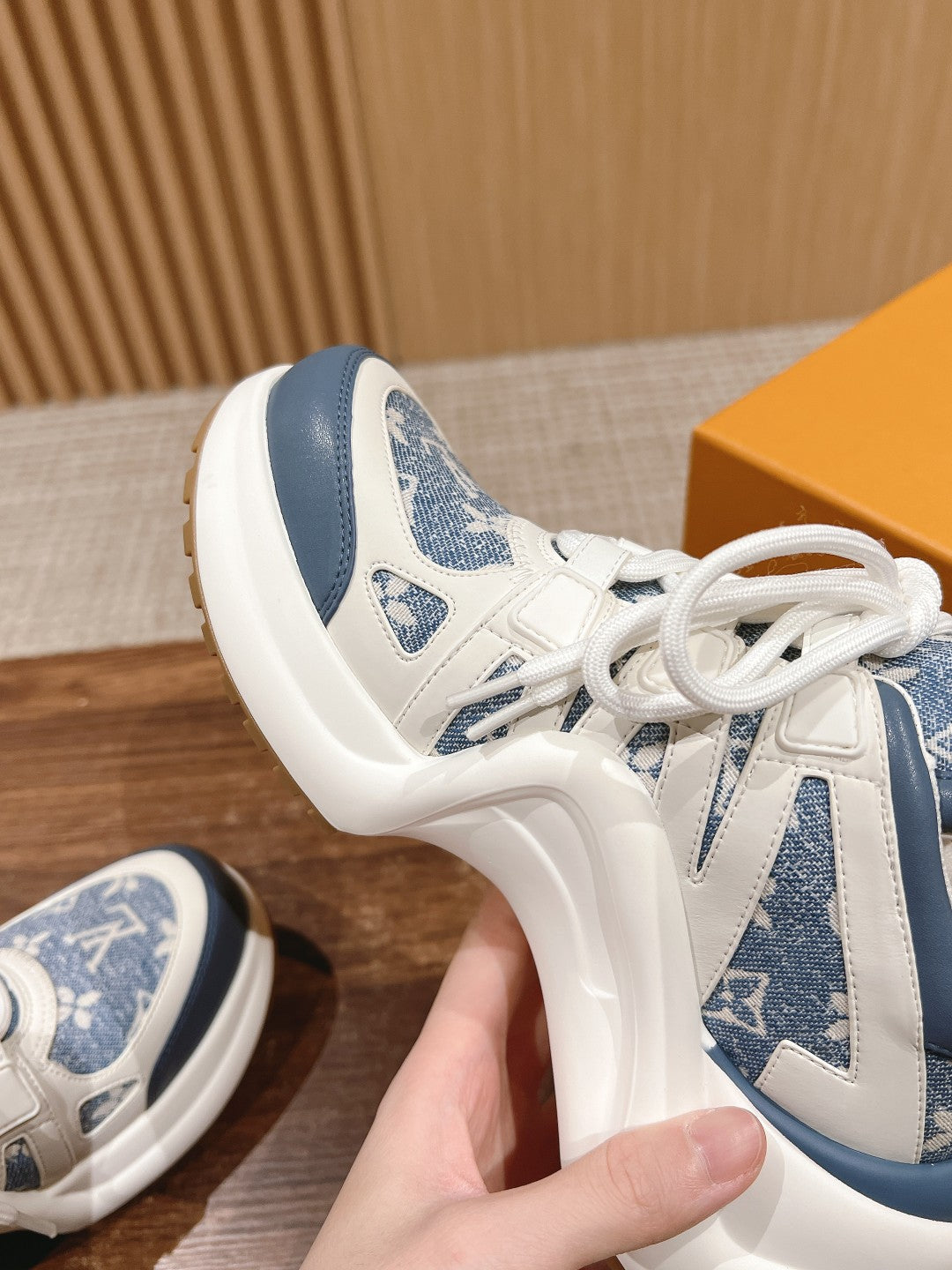 LV ARCHLIGHT SNEAKER IN WHITE MIX AEGEAN BLUE CALFSKIN AND MONOGRAM DENIM、mysite、Cacoeks