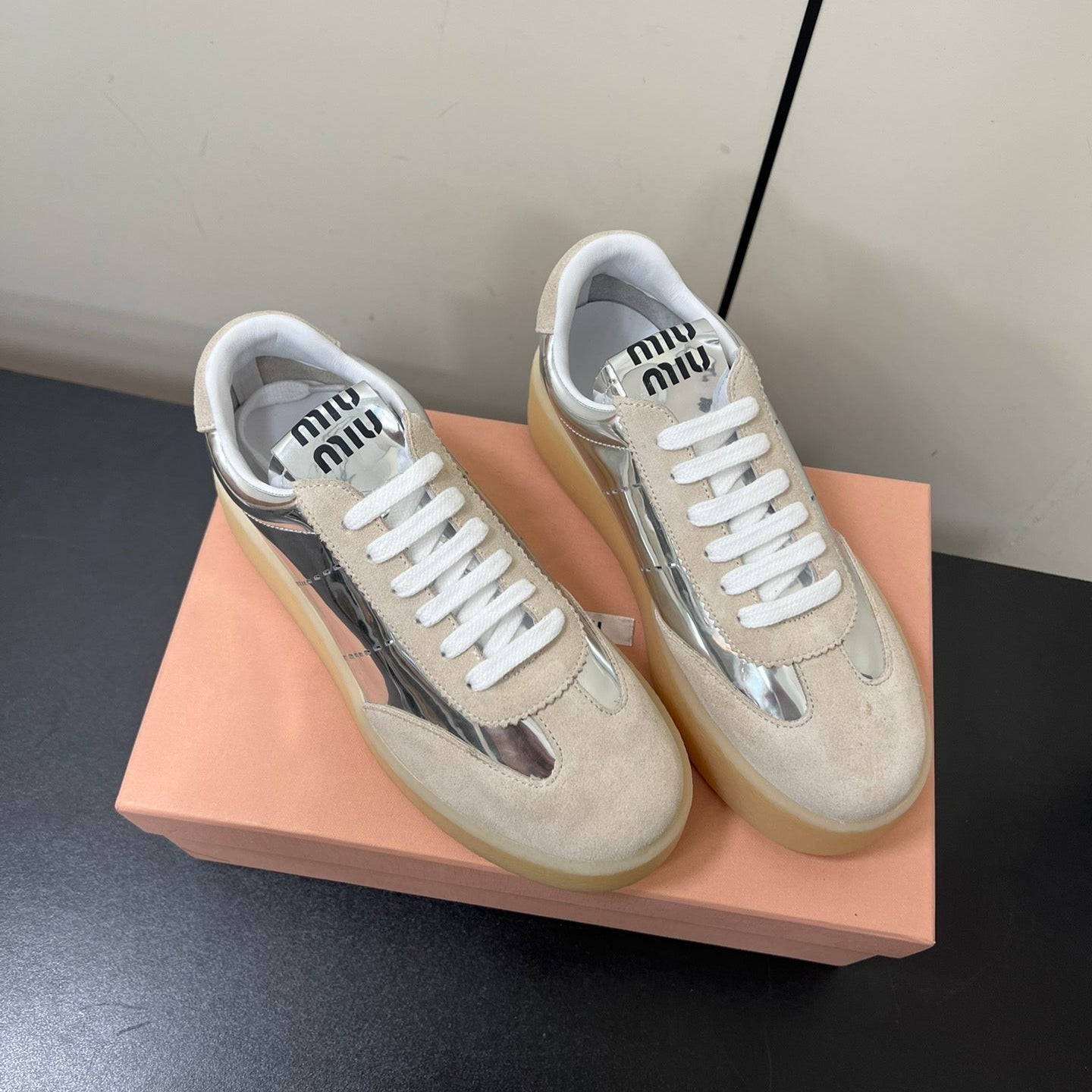 THICK-SOLED RETRO SNEAKERS IN SILVER METALLIC LAMBSKIN AND BEIGE SUEDE、mysite、Cacoeks