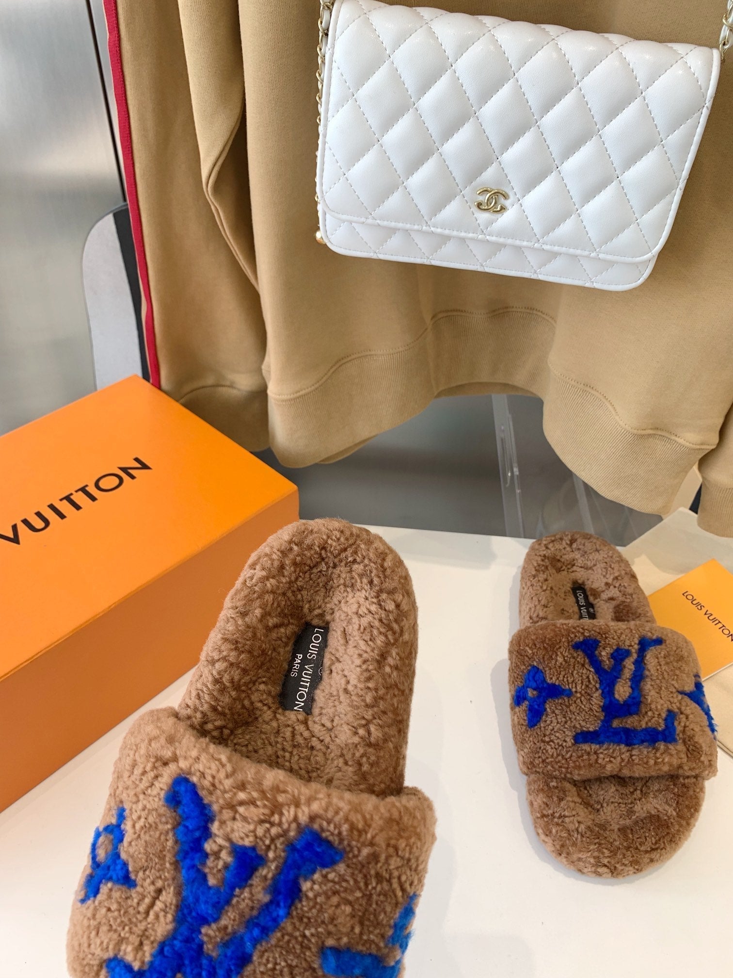 LV WOMEN'S PASEO FLAT SLIPPER IN BROWN FLEECE WITH BLUE LOGO、mysite、Cacoeks