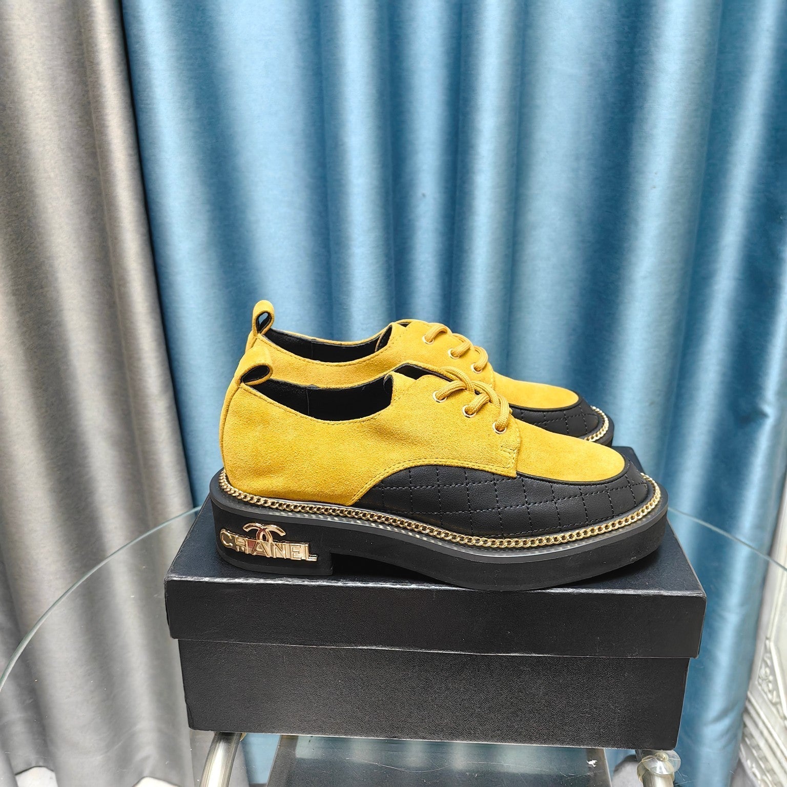 OXFORD SHOES IN GOLD YELLOW SUEDE AND BLACK SHEEPSKIN、mysite、Cacoeks