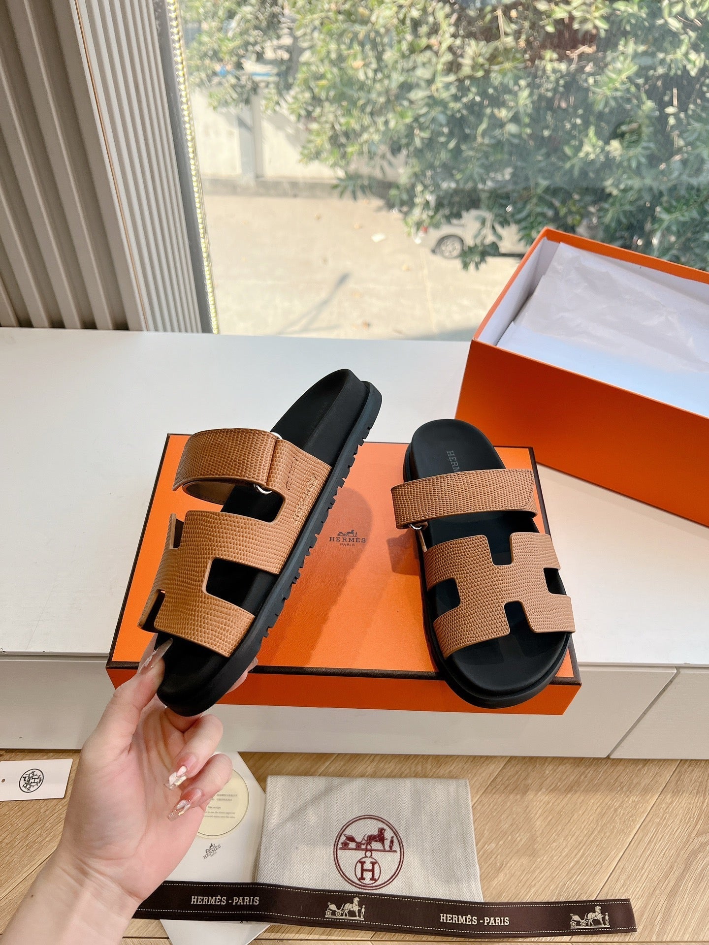 CHYPRE SANDAL IN CIDER BROWN SHINY GRAINED CALFSKIN、mysite、Cacoeks