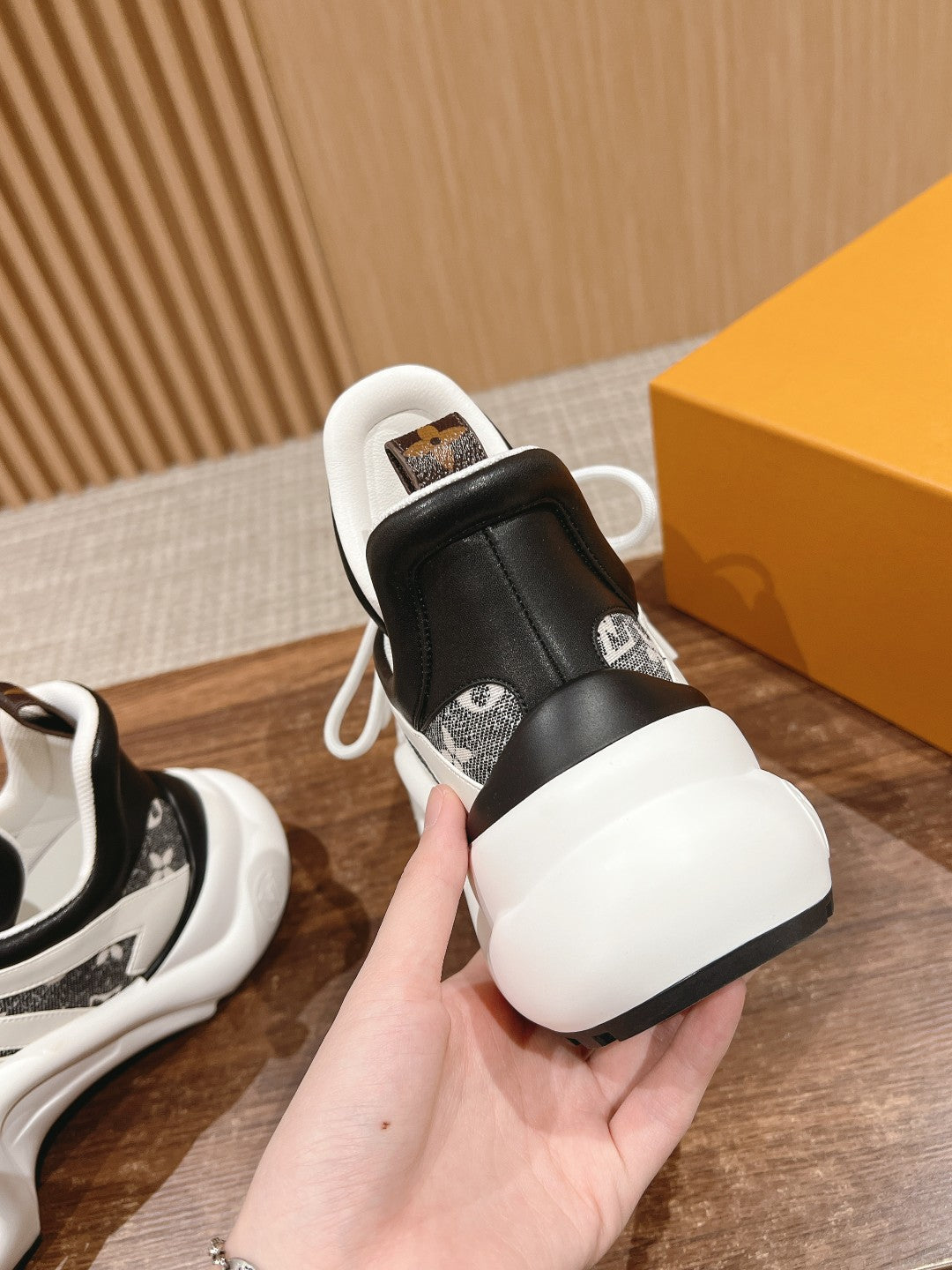 LV ARCHLIGHT SNEAKER IN WHITE MIX BLACK CALFSKIN AND MONOGRAM DENIM、mysite、Cacoeks