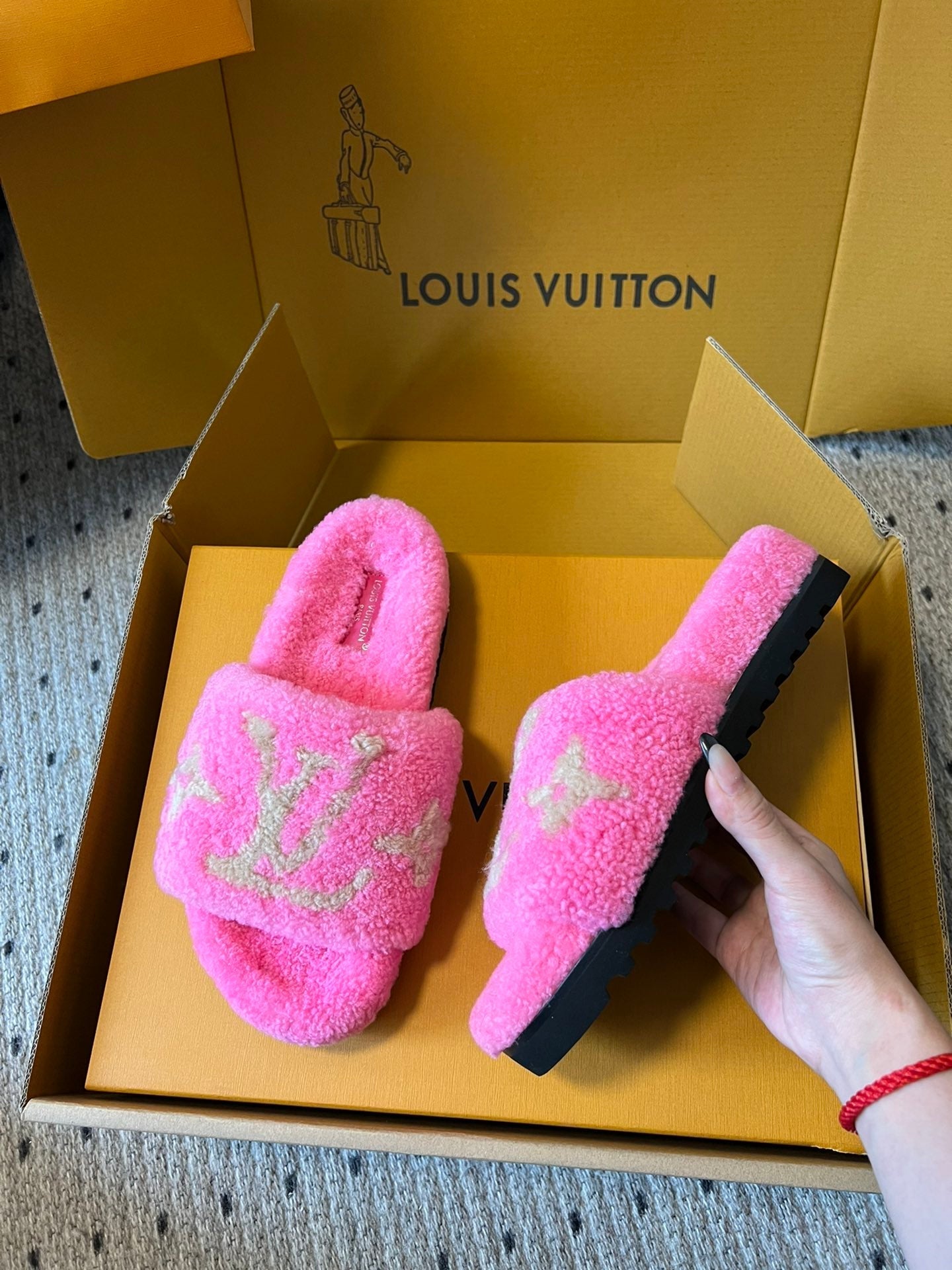 SLIPPER IN BRIGHT PINK FLEECE WITH CAMEL BEIGE LOGO、mysite、Cacoeks
